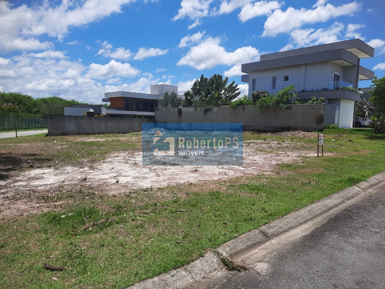 Oportunidade única! Terreno em condomínio com 765,00 m2 de área, perfeito para construir a casa dos seus sonhos em um ambiente seguro e tranquilo.