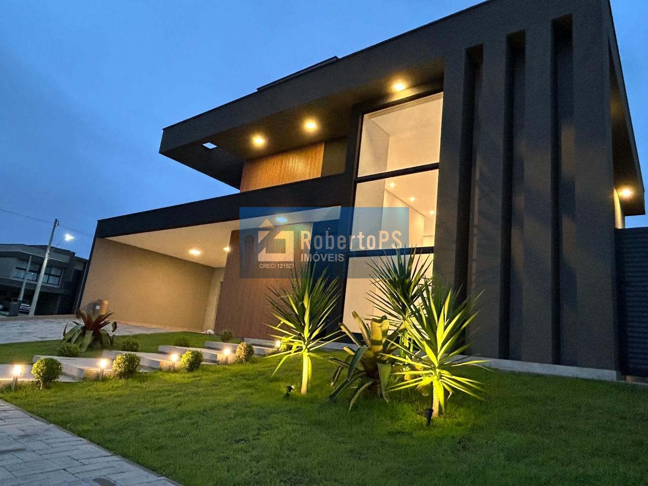 Maravilhosa casa em condomínio com 3 suítes e piscina