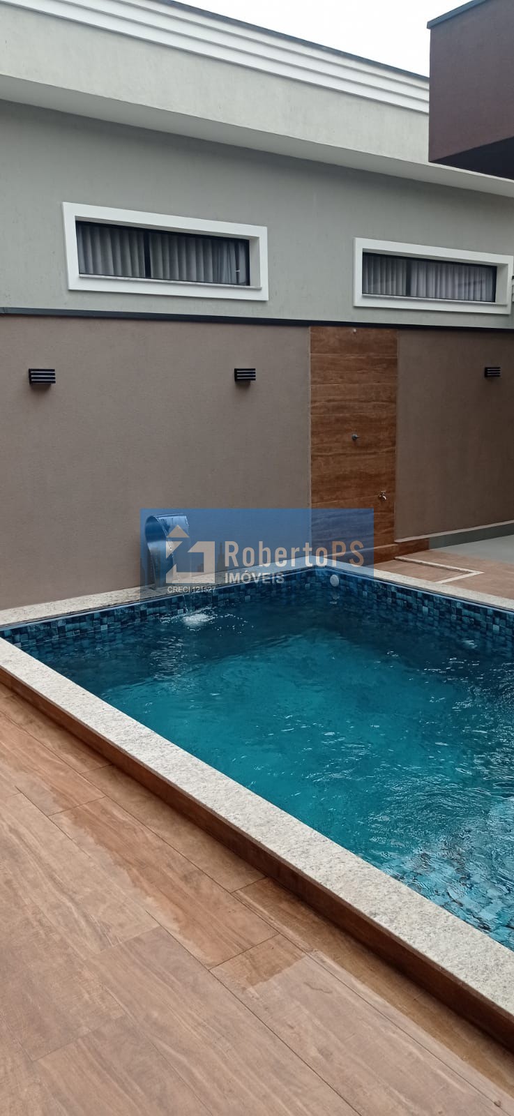Casa em condomínio recém construída com 3 quartos e piscina e 300m2