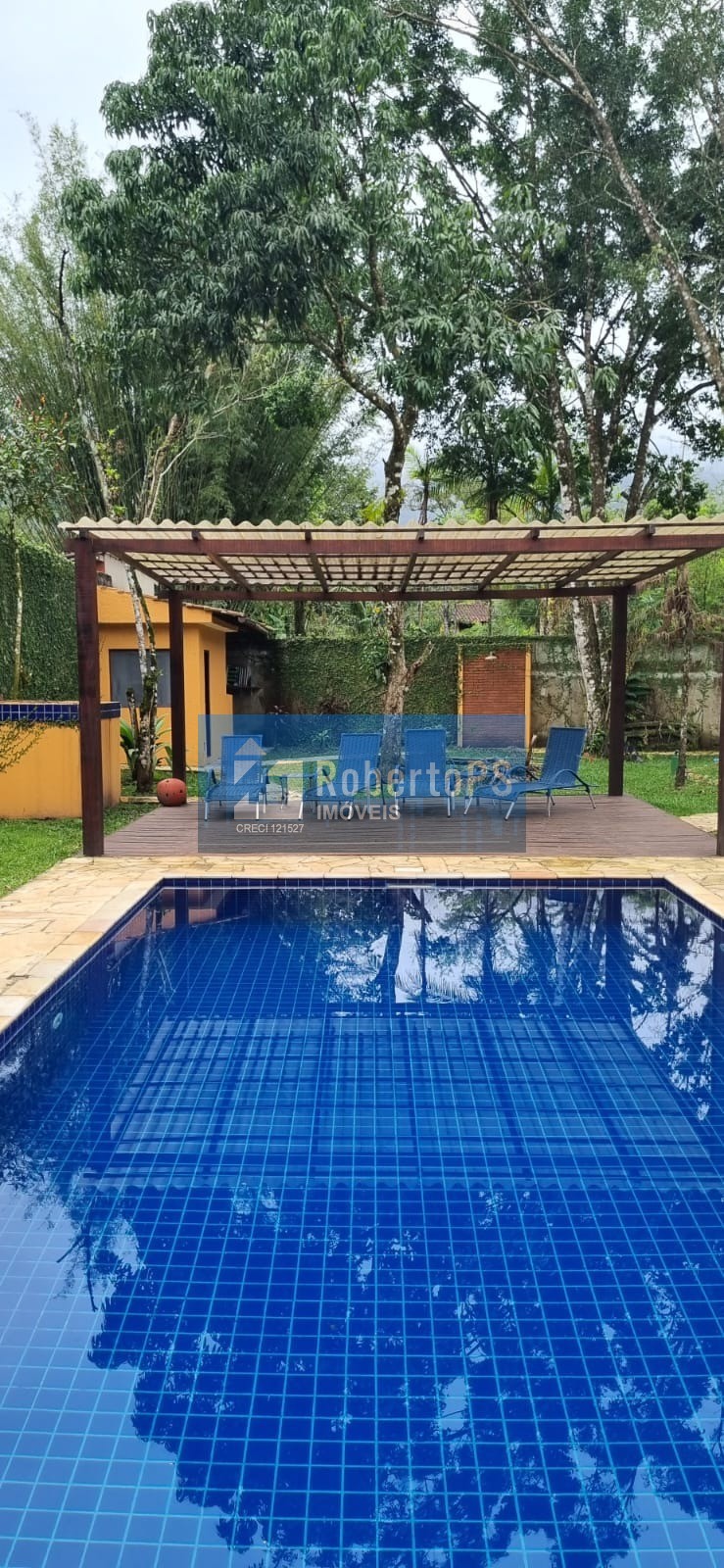 Imóvel de luxo à venda em Camburi, São Sebastião-SP: 4 quartos, 4 suítes, 6 banheiros, 1 sala, 4 vagas de garagem, 250m² de área.