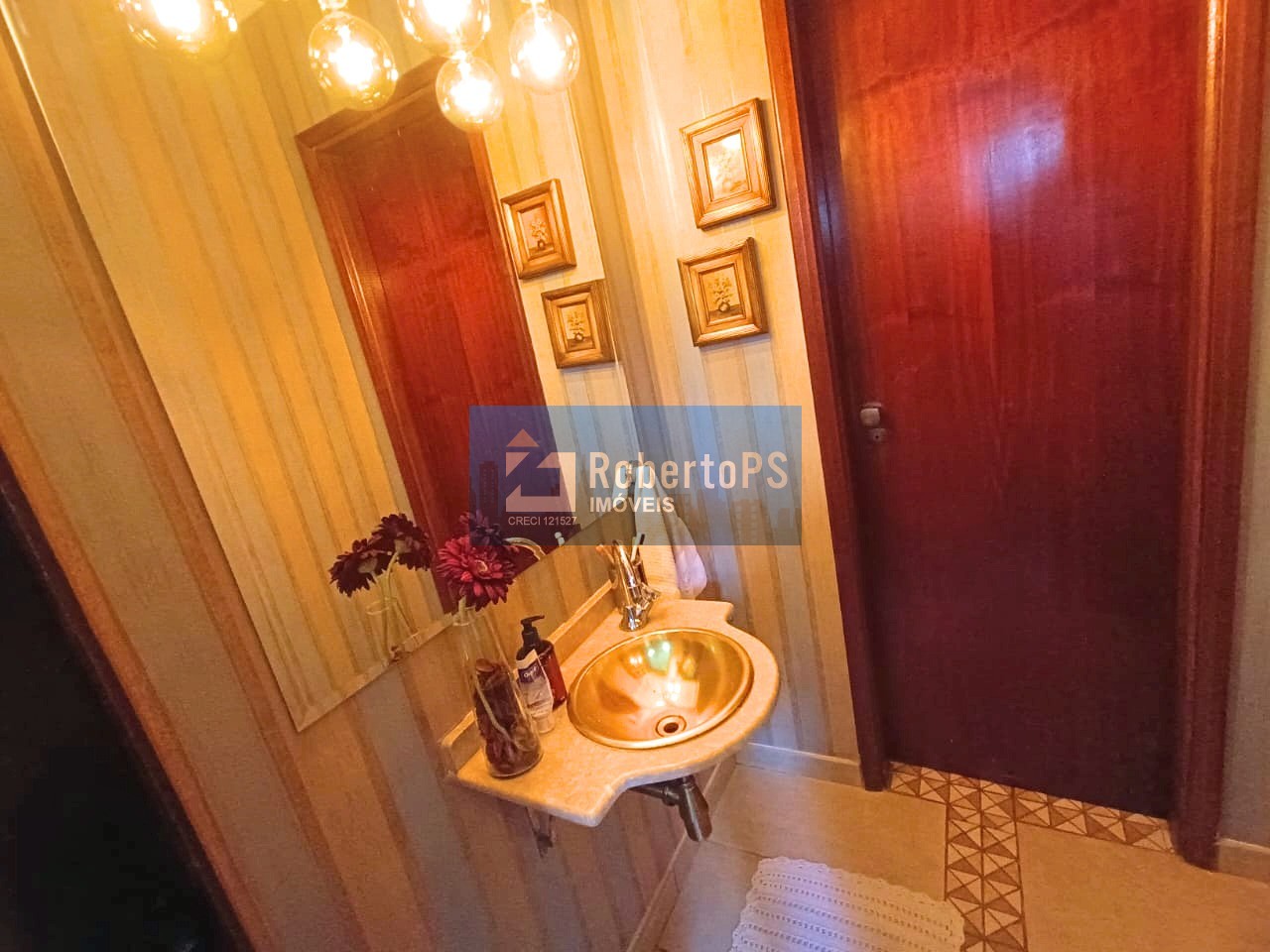 Luxuosa Casa em Condomínio à Venda em São José dos Campos-SP Jardim das Colinas 5 quartos, 3 suítes, 5 salas, 5 banheiros, 3 vagas de garagem 316m² de área