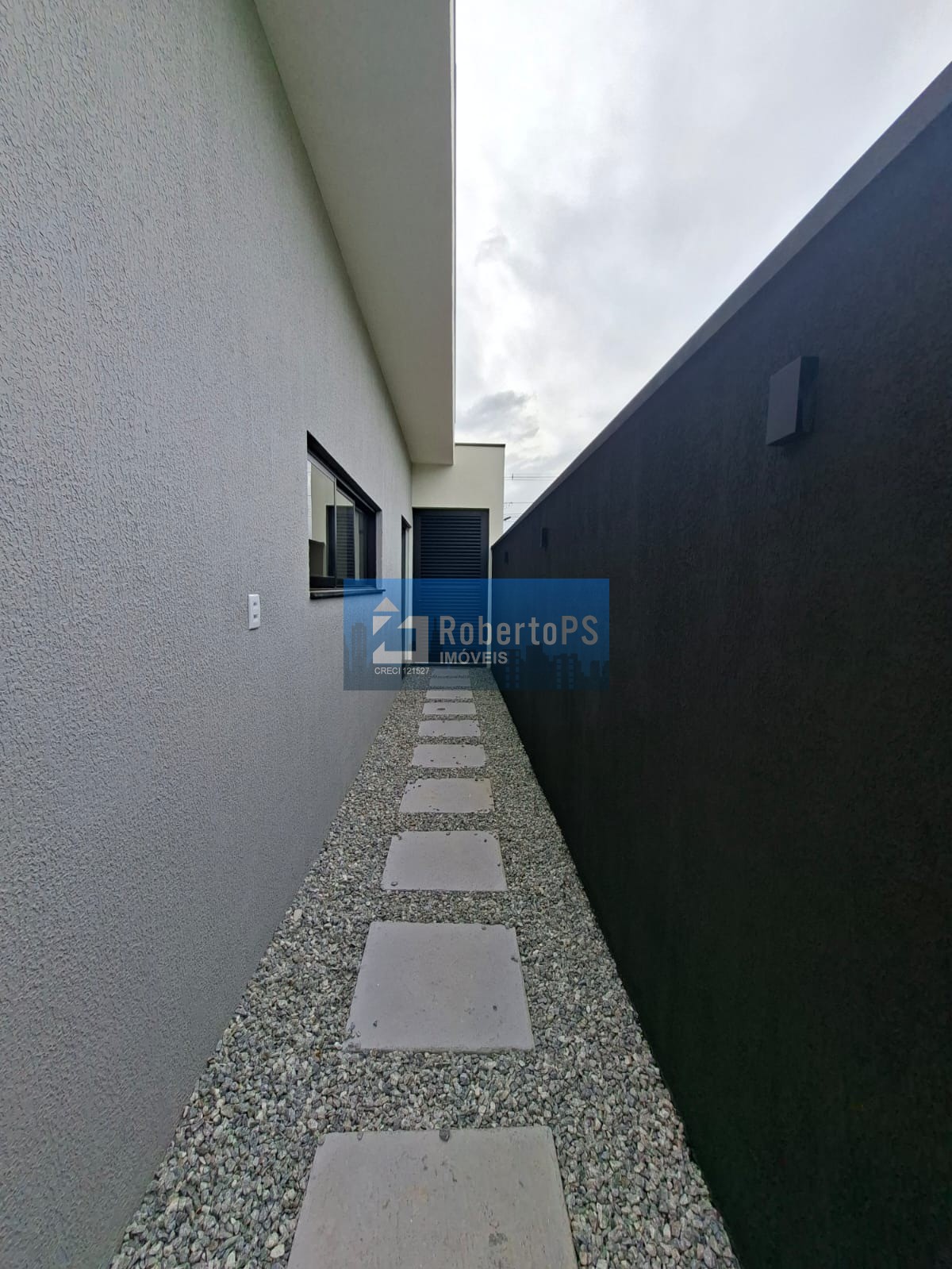 Casa Térrea de Luxo em Condomínio: 3 Quartos, 3 Suítes, 2 Salas, 2 Vagas de Garagem - Caçapava-SP, Santa Mônica.