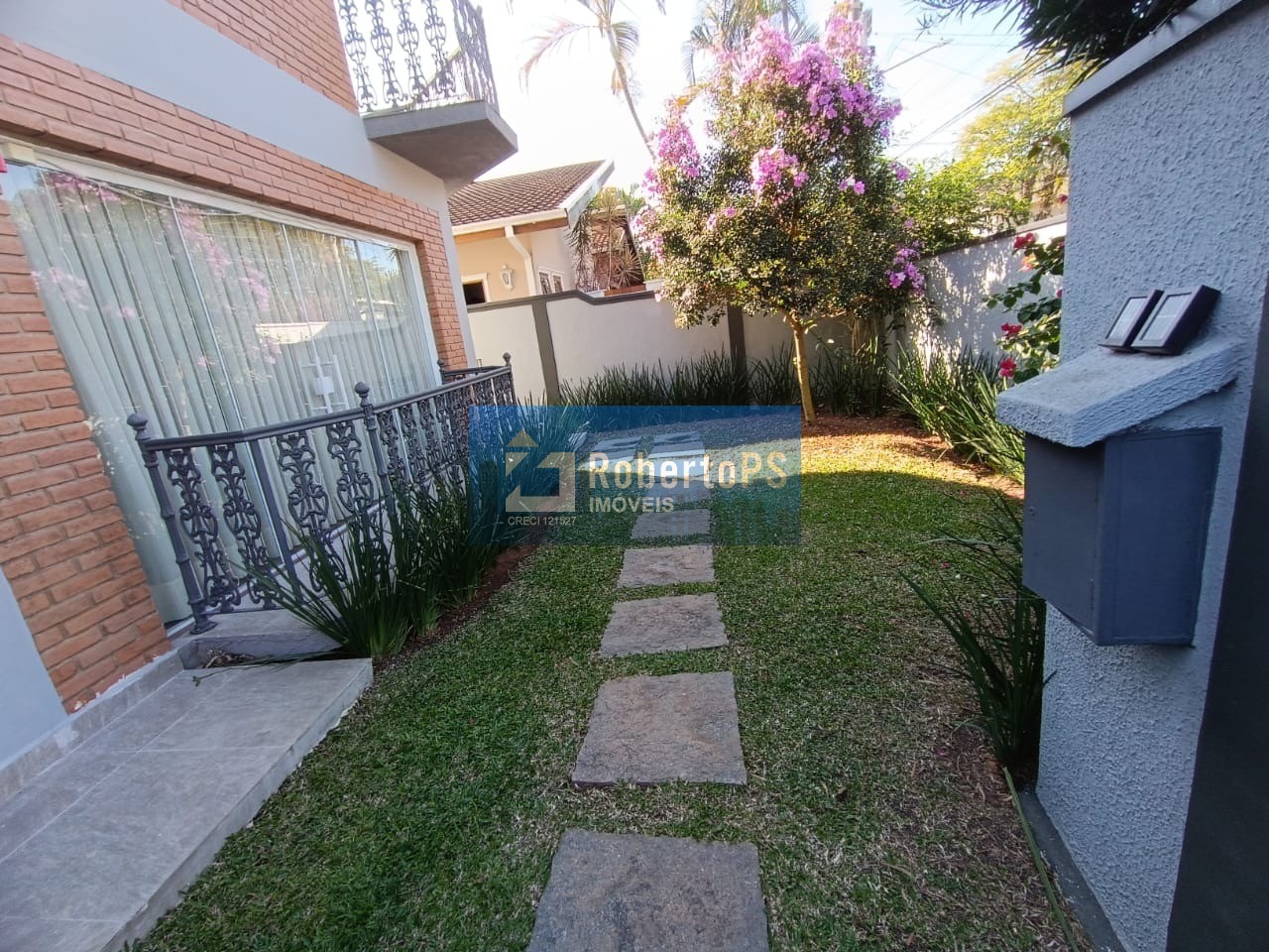 Luxuosa Casa em Condomínio à Venda em São José dos Campos-SP Jardim das Colinas 5 quartos, 3 suítes, 5 salas, 5 banheiros, 3 vagas de garagem 316m² de área