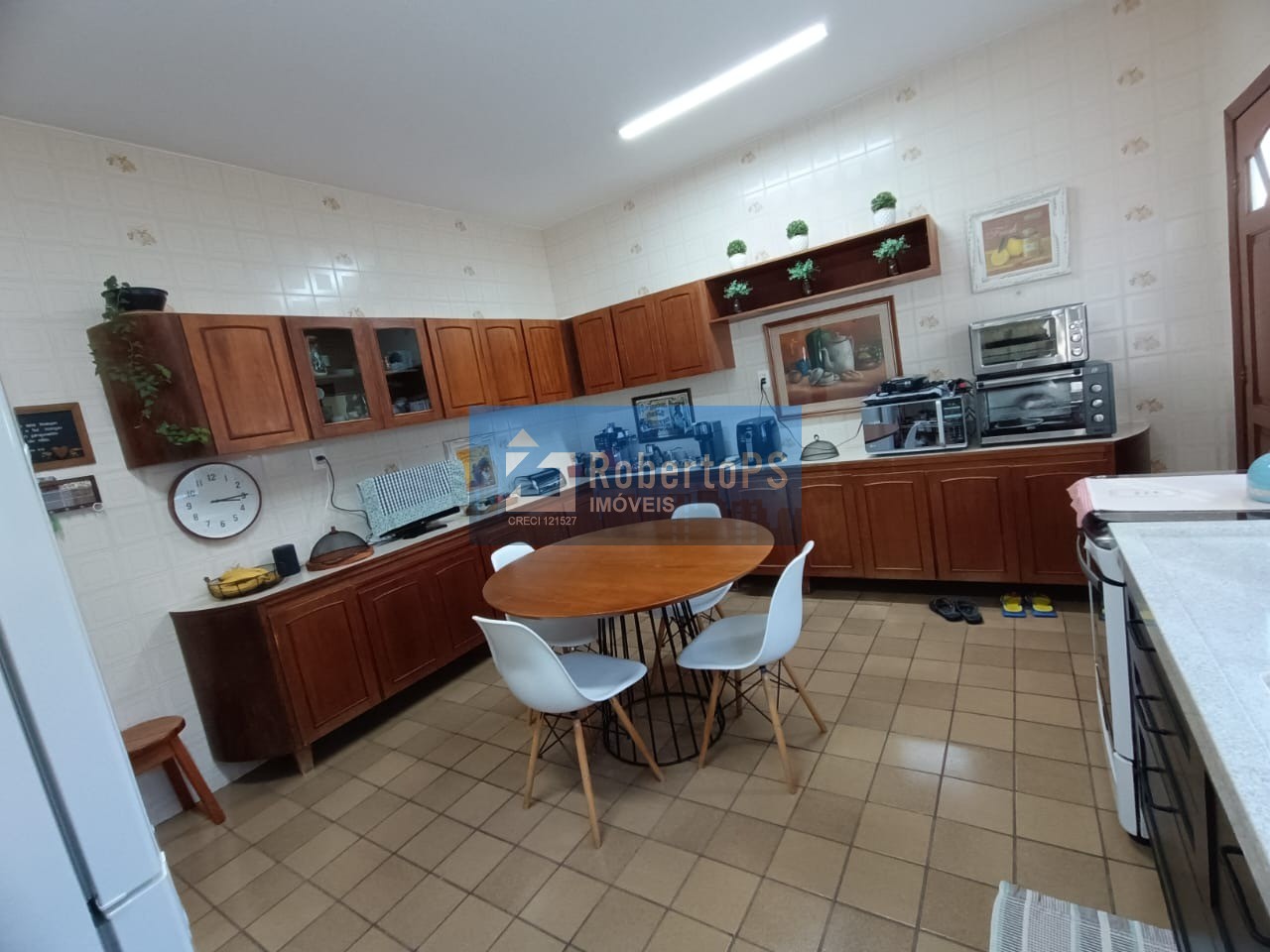 Luxuosa Casa em Condomínio à Venda em São José dos Campos-SP Jardim das Colinas 5 quartos, 3 suítes, 5 salas, 5 banheiros, 3 vagas de garagem 316m² de área