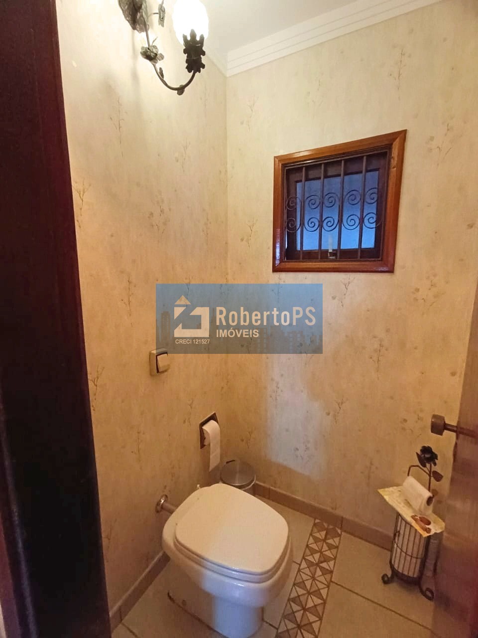 Luxuosa Casa em Condomínio à Venda em São José dos Campos-SP Jardim das Colinas 5 quartos, 3 suítes, 5 salas, 5 banheiros, 3 vagas de garagem 316m² de área