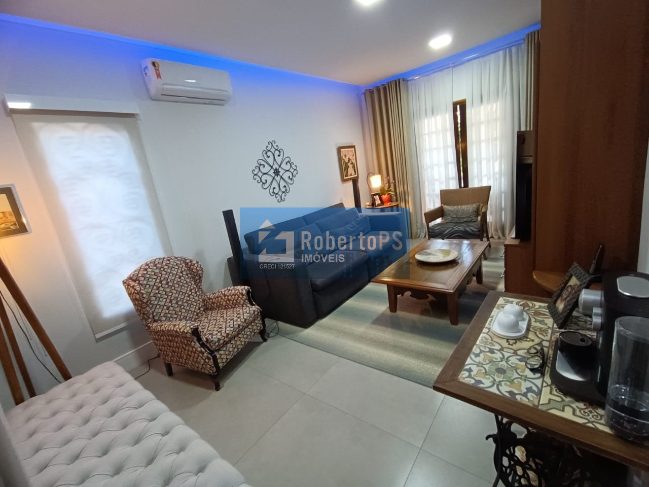 Luxuosa Casa em Condomínio à Venda em São José dos Campos-SP Jardim das Colinas 5 quartos, 3 suítes, 5 salas, 5 banheiros, 3 vagas de garagem 316m² de área