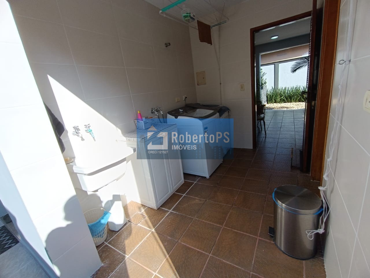 Luxuosa Casa em Condomínio à Venda em São José dos Campos-SP Jardim das Colinas 5 quartos, 3 suítes, 5 salas, 5 banheiros, 3 vagas de garagem 316m² de área