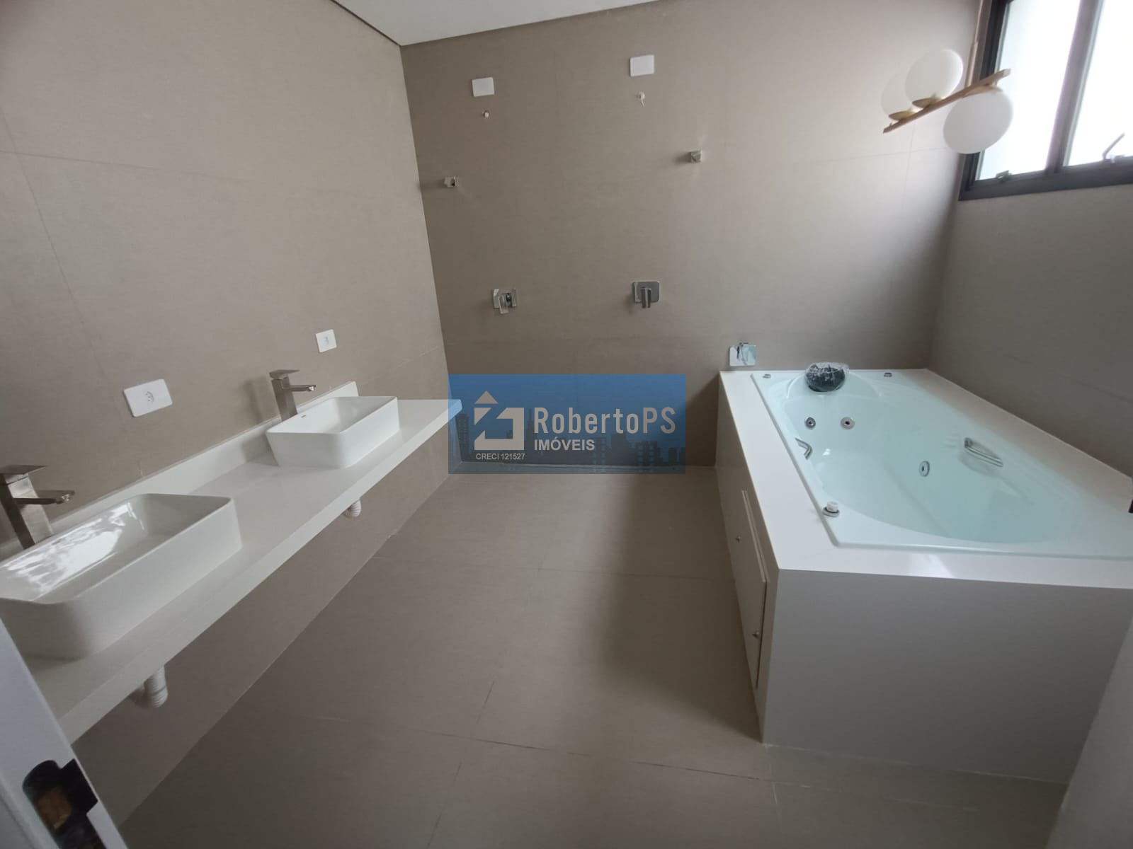 Casa de alto padrão em condomínio à venda em São José dos Campos-SP, 3 quartos, 3 suítes, 3 salas, 5 banheiros, 4 vagas, 235m².