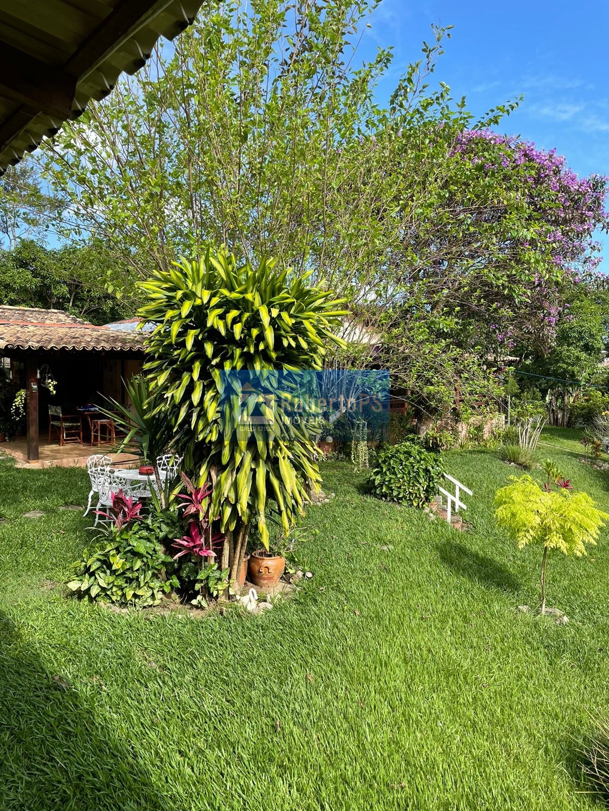 Chácara de luxo à venda em São José dos Campos: 3 casas, 9 quartos, 3 salas, 8 banheiros, 4 vagas, Terreno 5.000 m2, AC: 1.000m². Venha conferir!