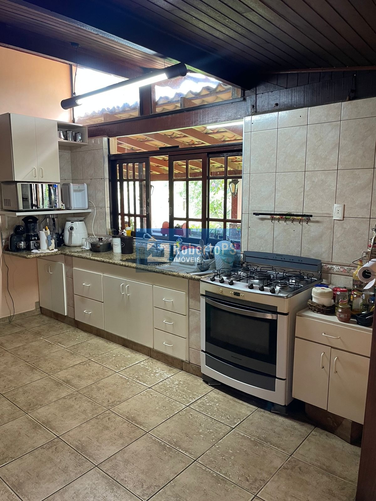 Chácara de luxo à venda em São José dos Campos: 3 casas, 9 quartos, 3 salas, 8 banheiros, 4 vagas, Terreno 5.000 m2, AC: 1.000m². Venha conferir!