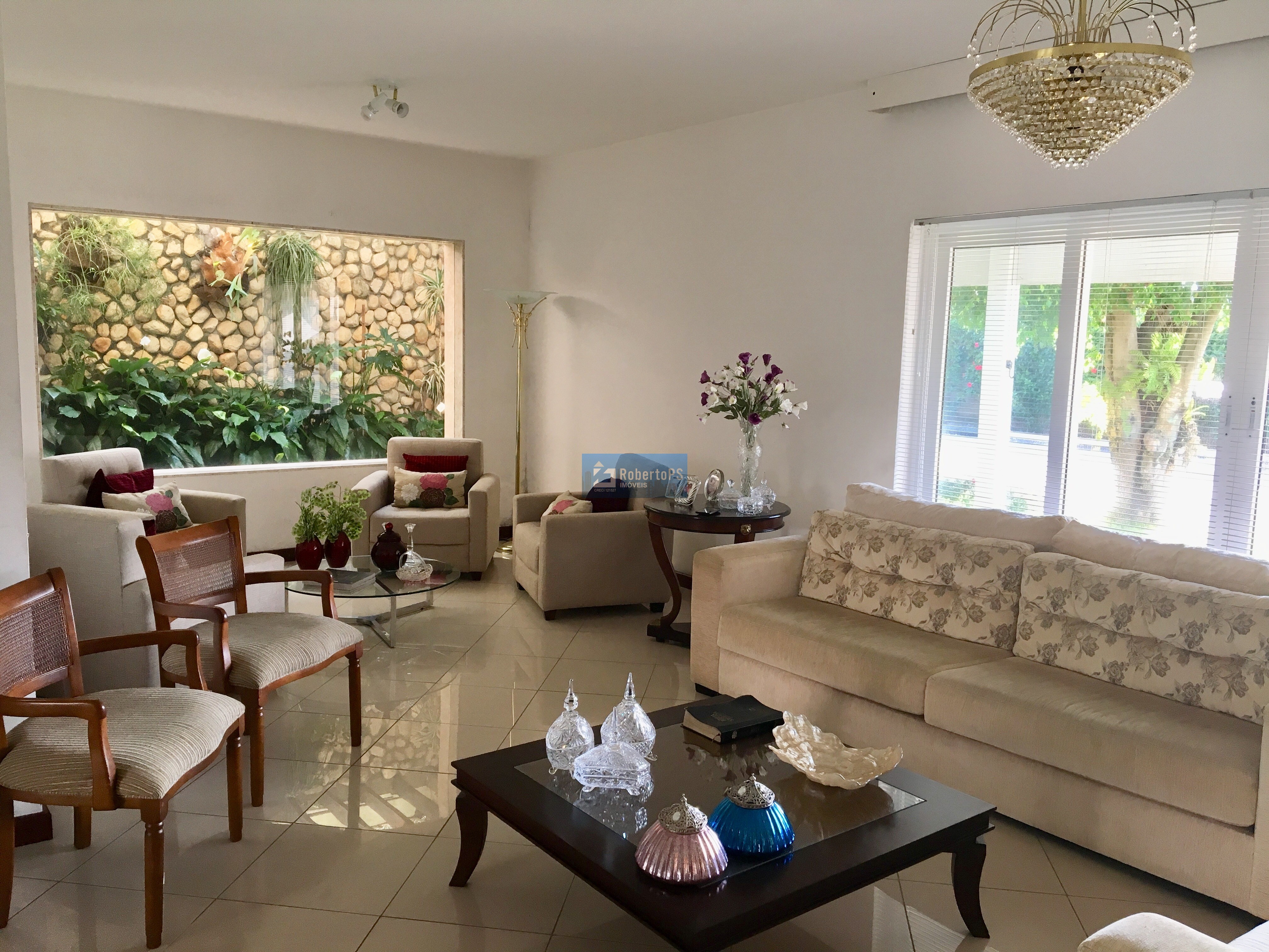 Luxuosa Casa em Condomínio à Venda em São José dos Campos-SP - Jardim das Colinas, 4 Quartos, 1 Suíte, 3 Salas, 3 Banheiros, 4 Vagas, 355m².