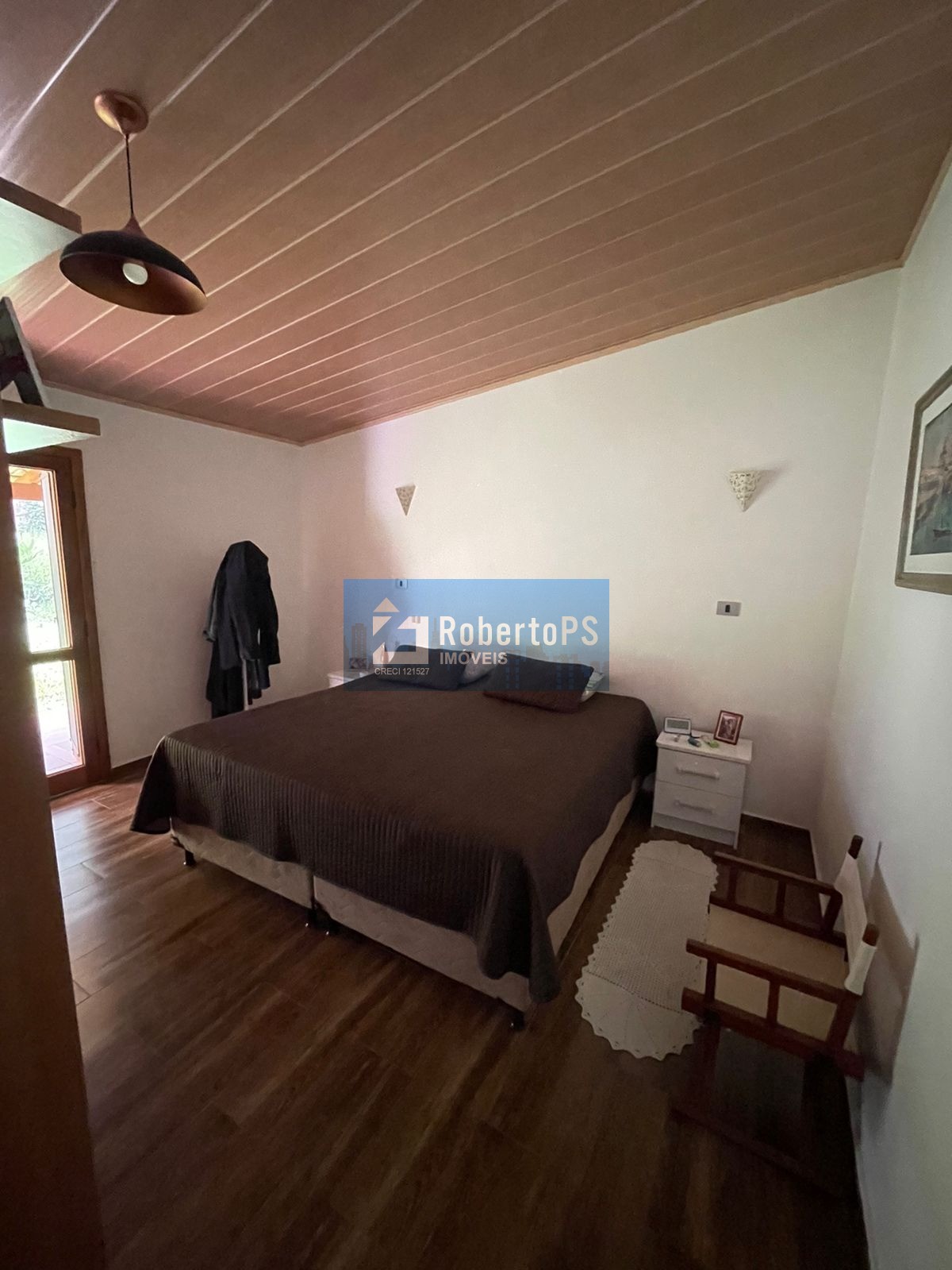 Chácara de luxo à venda em São José dos Campos: 3 casas, 9 quartos, 3 salas, 8 banheiros, 4 vagas, Terreno 5.000 m2, AC: 1.000m². Venha conferir!