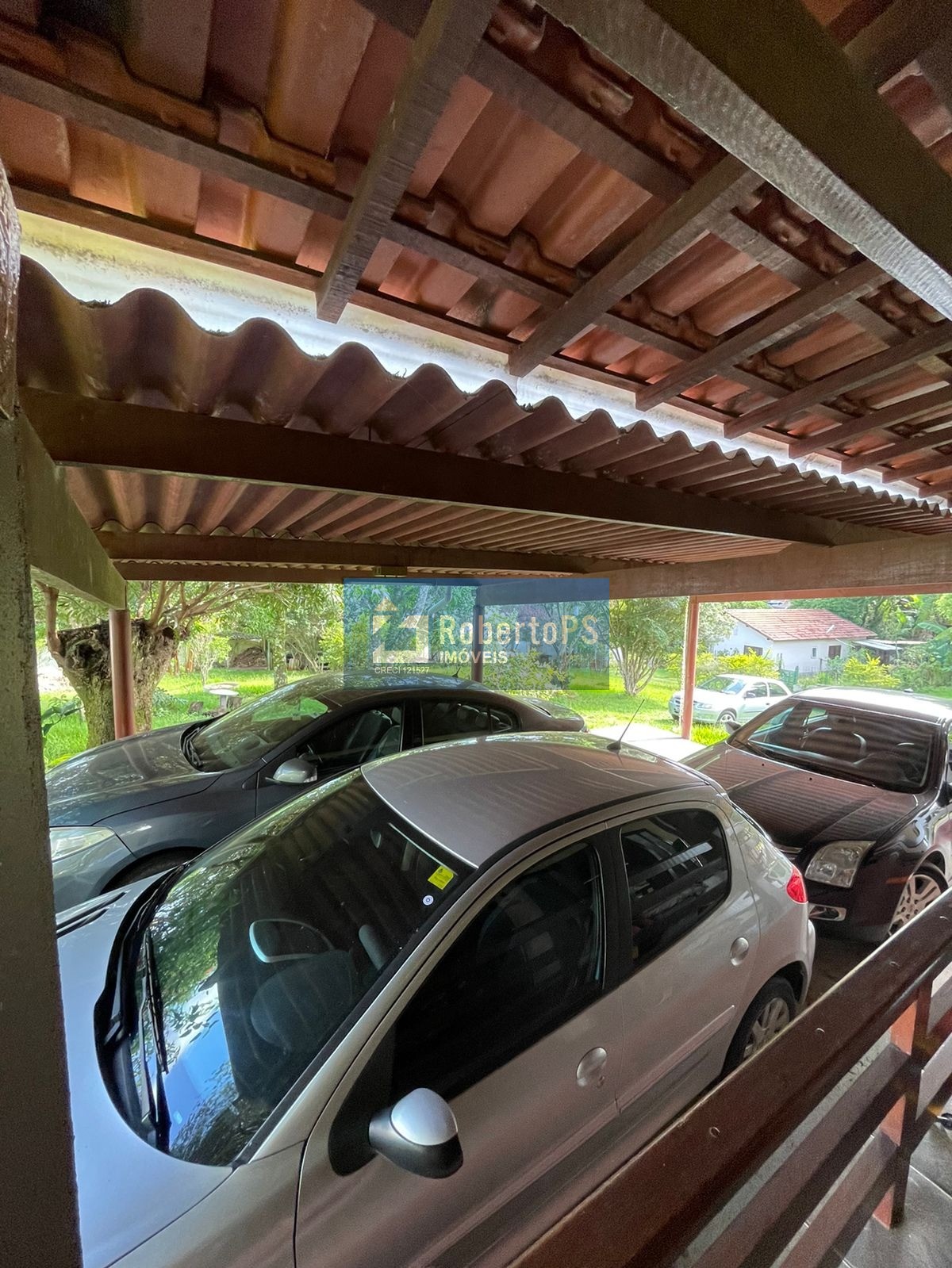 Chácara de luxo à venda em São José dos Campos: 3 casas, 9 quartos, 3 salas, 8 banheiros, 4 vagas, Terreno 5.000 m2, AC: 1.000m². Venha conferir!