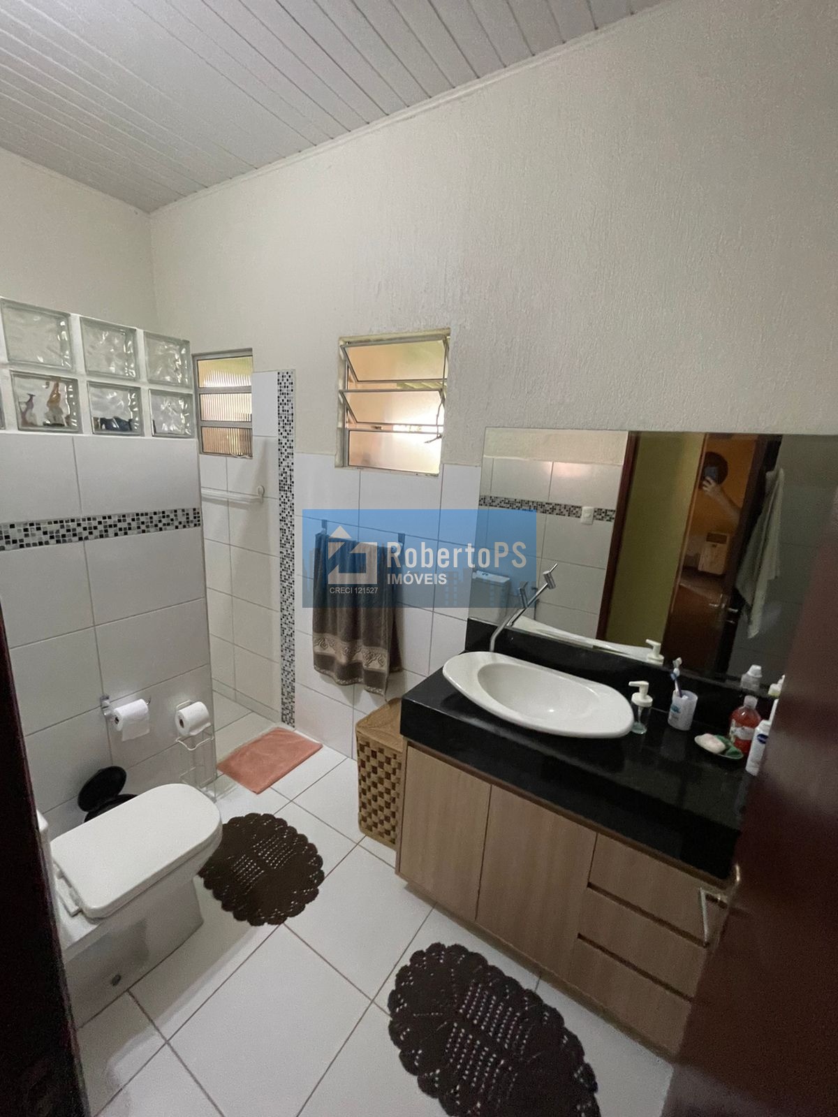 Chácara de luxo à venda em São José dos Campos: 3 casas, 9 quartos, 3 salas, 8 banheiros, 4 vagas, Terreno 5.000 m2, AC: 1.000m². Venha conferir!