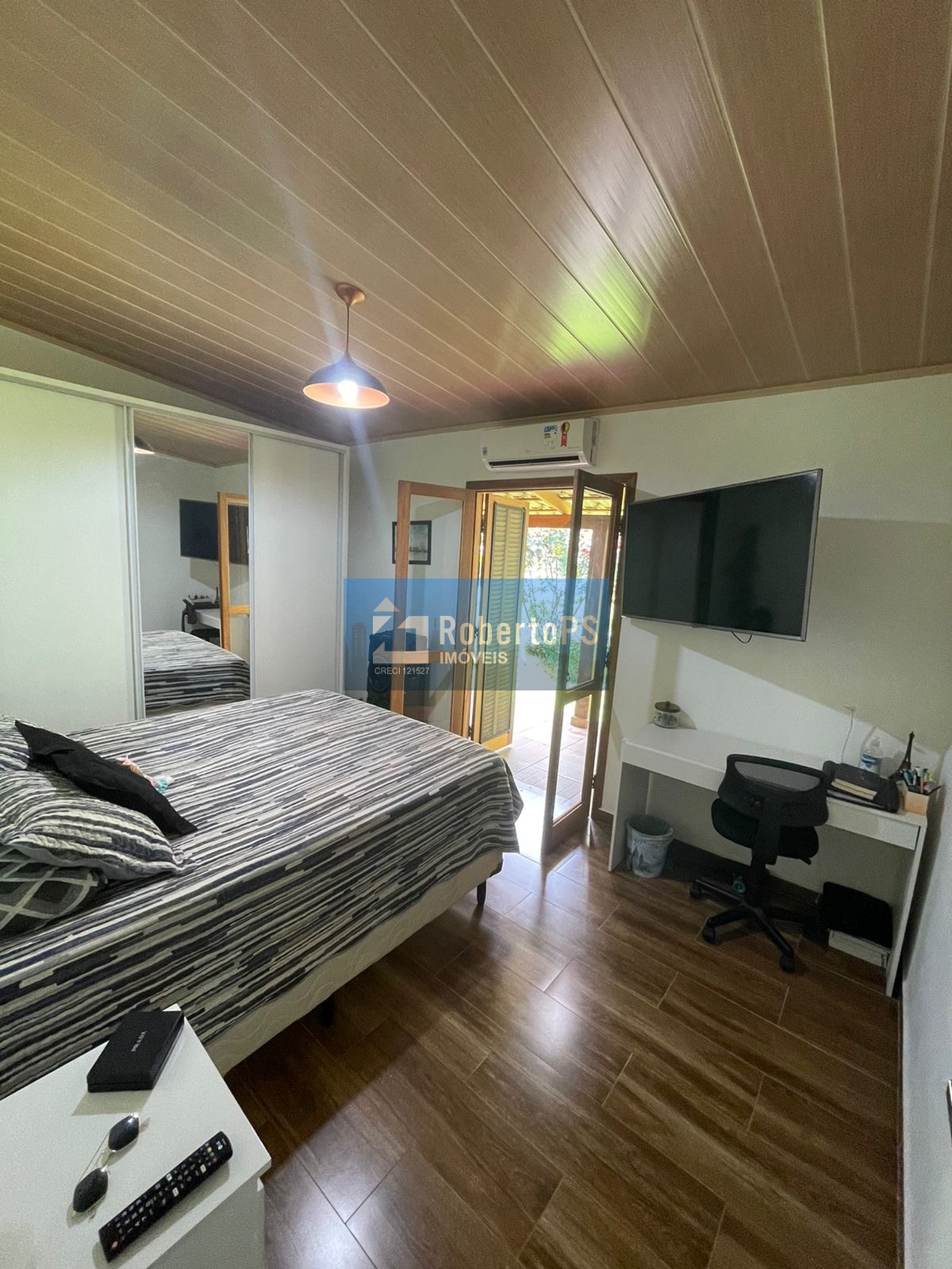 Chácara de luxo à venda em São José dos Campos: 3 casas, 9 quartos, 3 salas, 8 banheiros, 4 vagas, Terreno 5.000 m2, AC: 1.000m². Venha conferir!