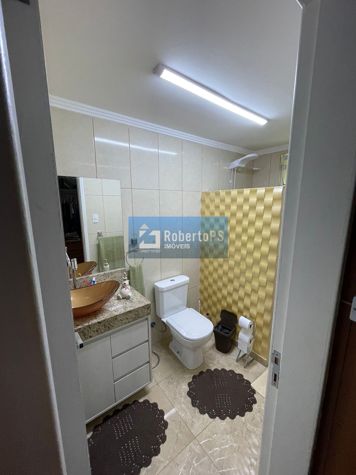 Chácara de luxo à venda em São José dos Campos: 3 casas, 9 quartos, 3 salas, 8 banheiros, 4 vagas, Terreno 5.000 m2, AC: 1.000m². Venha conferir!