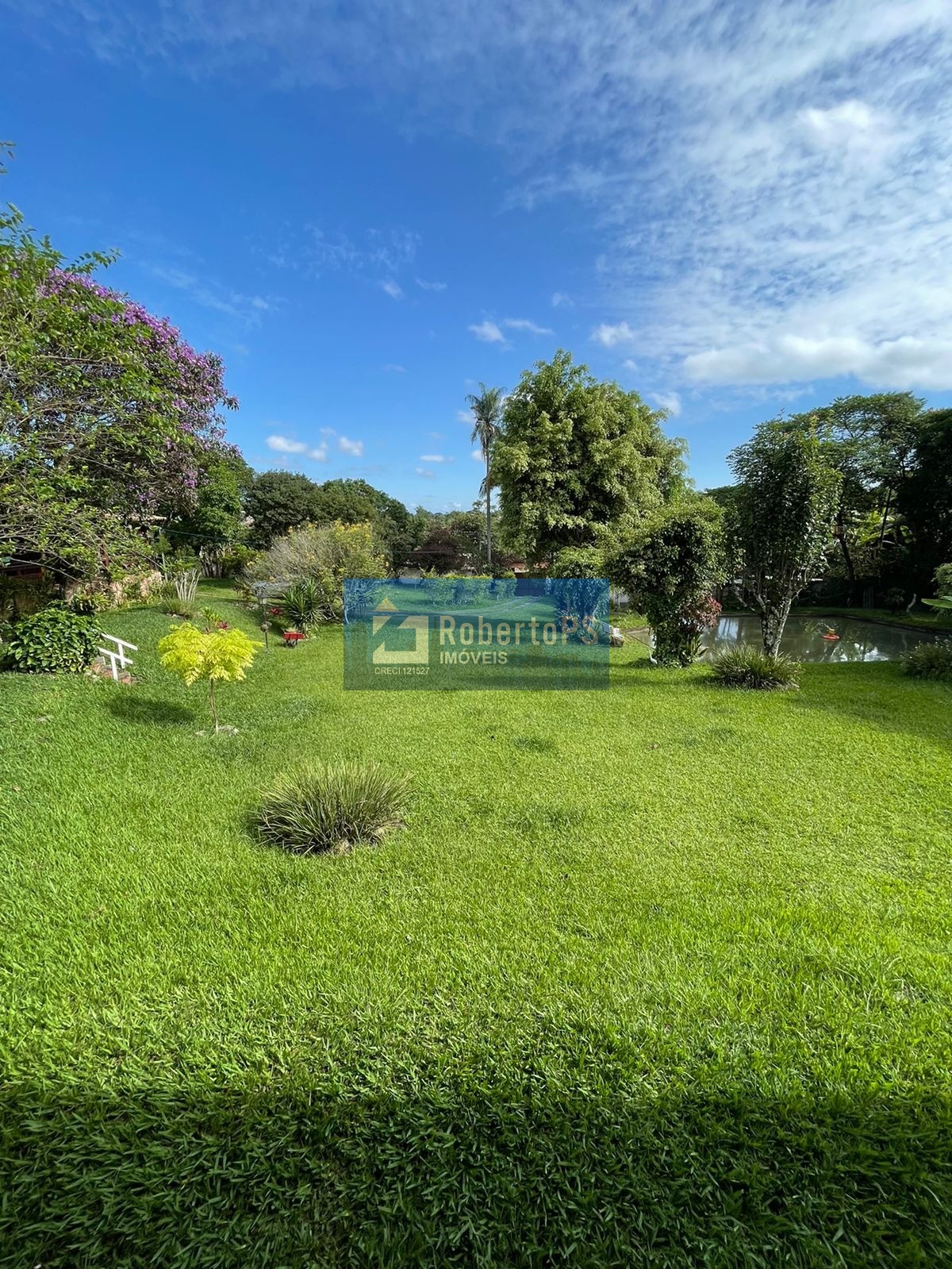 Chácara de luxo à venda em São José dos Campos: 3 casas, 9 quartos, 3 salas, 8 banheiros, 4 vagas, Terreno 5.000 m2, AC: 1.000m². Venha conferir!