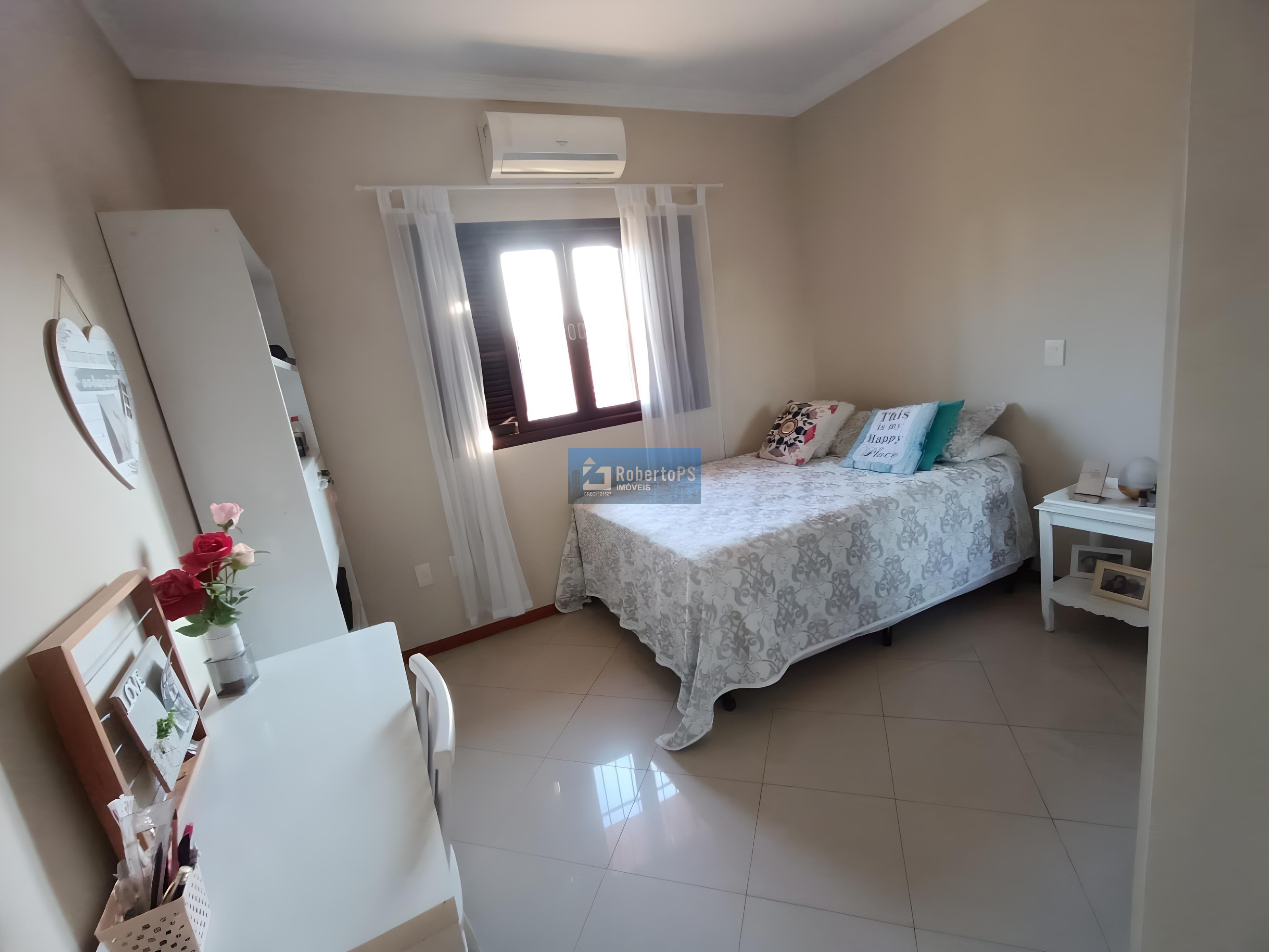 Casa à venda em São José dos Campos-SP, Jardim das Indústrias! 4 quartos, 1 suíte, 2 salas, 2 banheiros, 2 vagas, 124m².