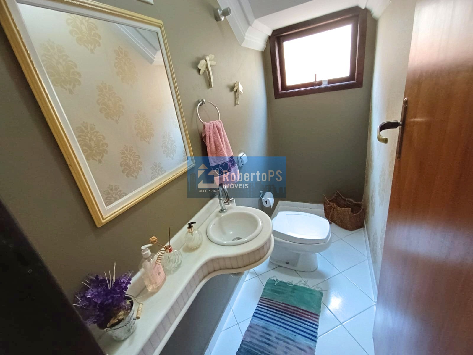 Casa à venda em São José dos Campos-SP, Jardim das Indústrias! 4 quartos, 1 suíte, 2 salas, 2 banheiros, 2 vagas, 124m².