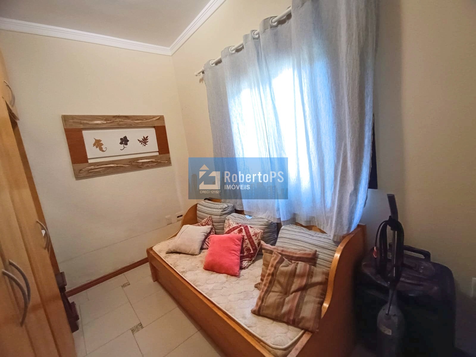 Casa à venda em São José dos Campos-SP, Jardim das Indústrias! 4 quartos, 1 suíte, 2 salas, 2 banheiros, 2 vagas, 124m².