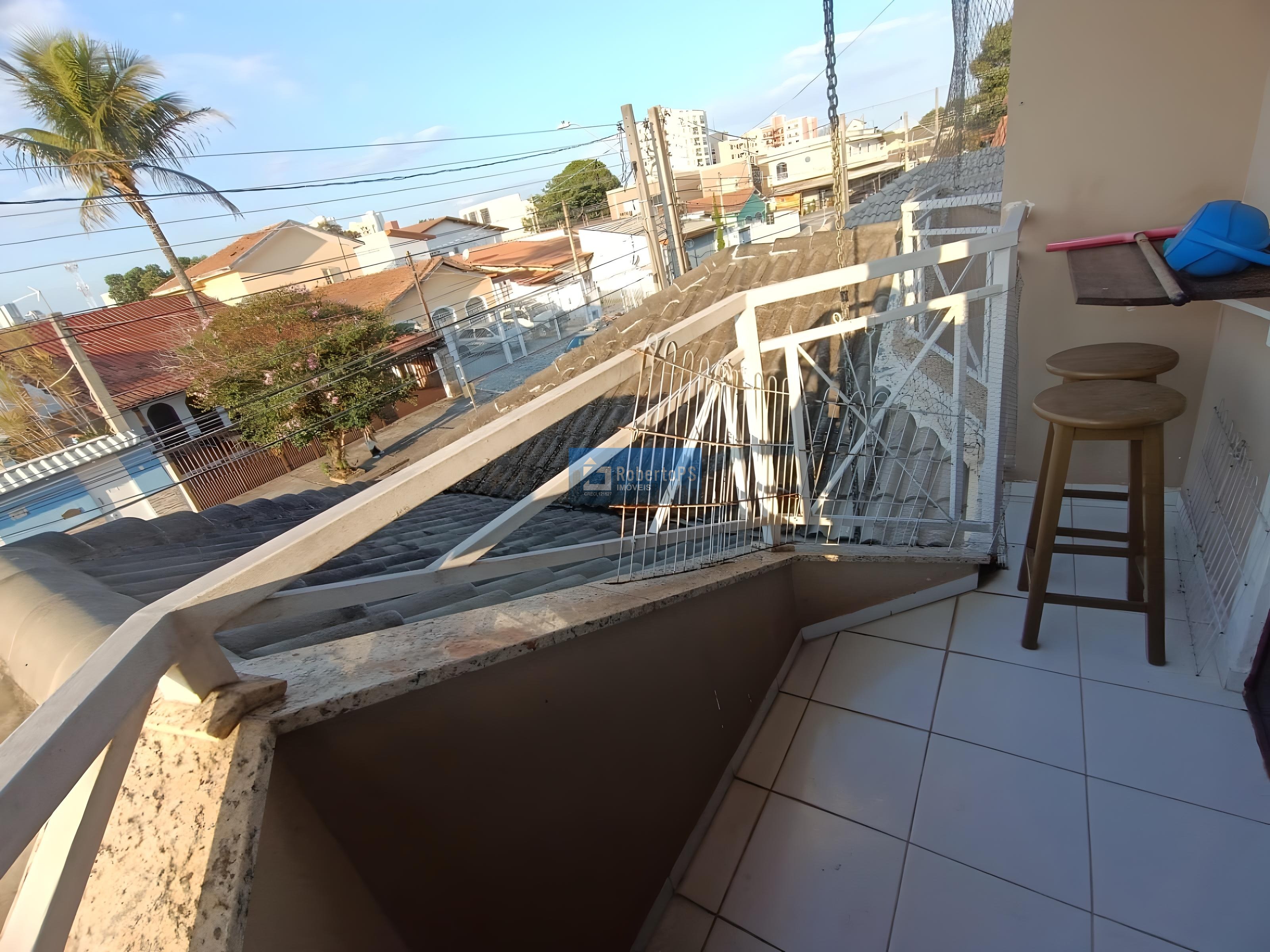 Casa à venda em São José dos Campos-SP, Jardim das Indústrias! 4 quartos, 1 suíte, 2 salas, 2 banheiros, 2 vagas, 124m².
