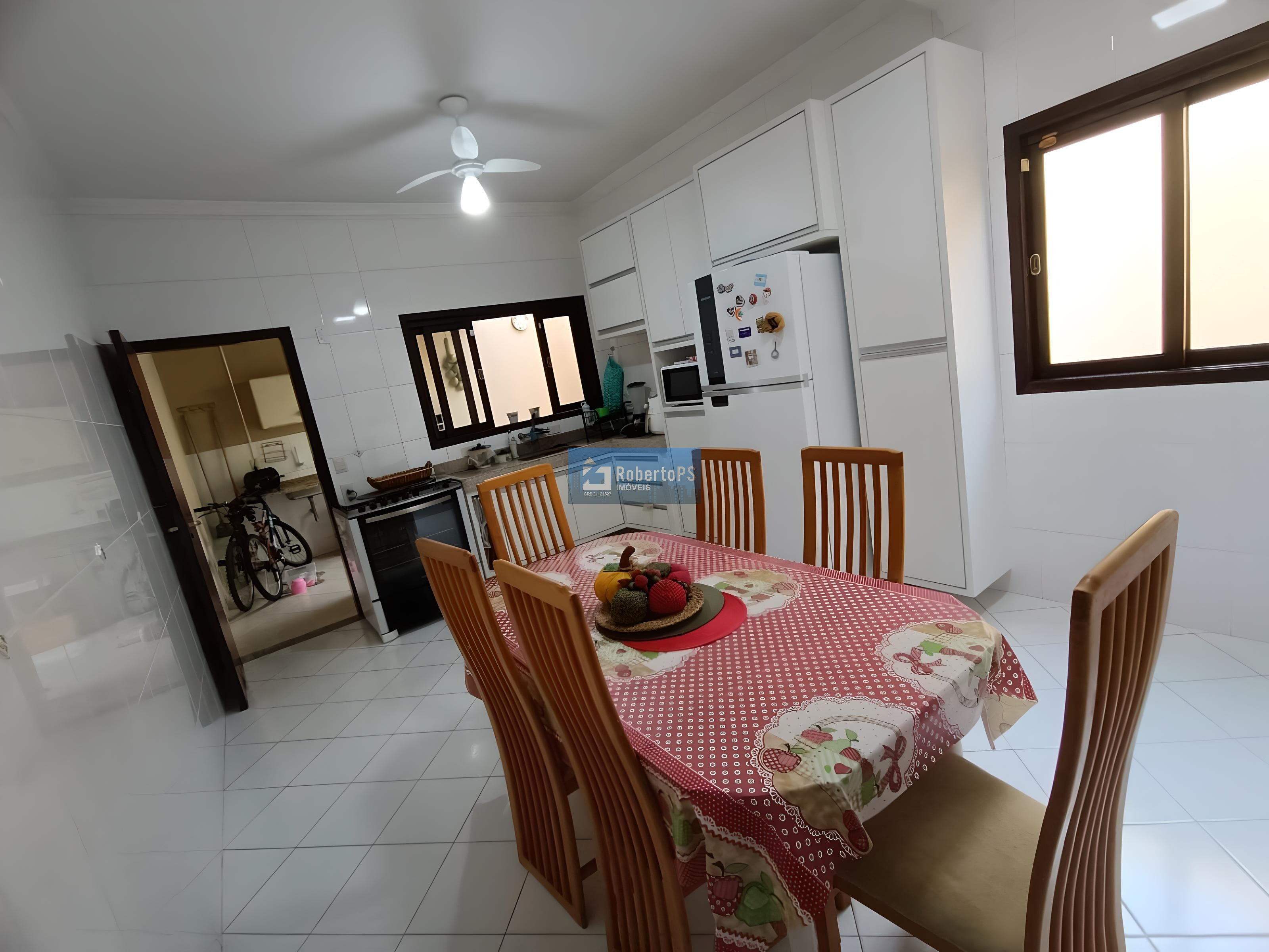 Casa à venda em São José dos Campos-SP, Jardim das Indústrias! 4 quartos, 1 suíte, 2 salas, 2 banheiros, 2 vagas, 124m².