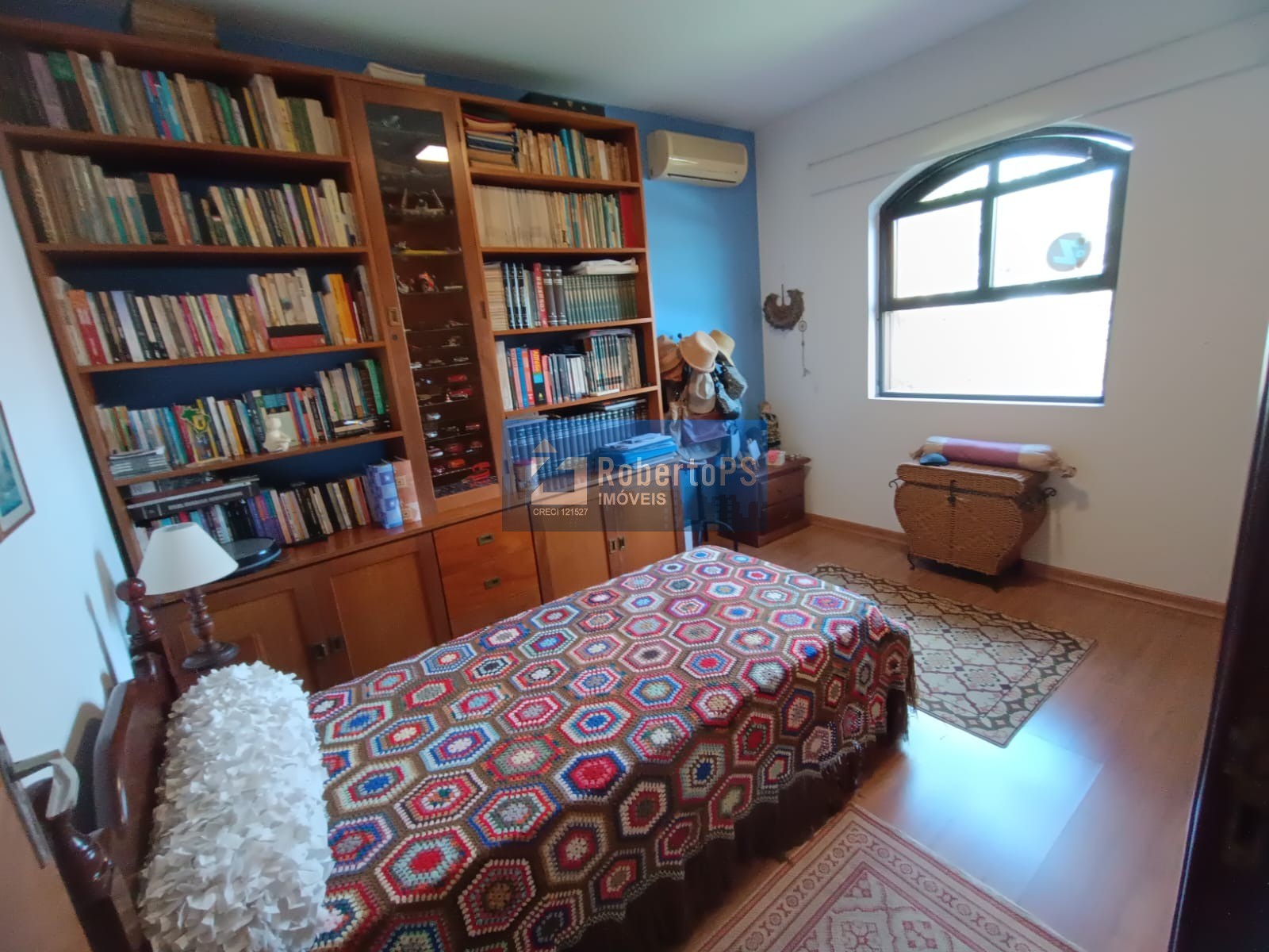 Casa de alto padrão em condomínio no Jardim das Colinas, São José dos Campos-SP: 4 quartos, 1 suíte, 3 salas, 3 banheiros, 3 vagas, 293m².