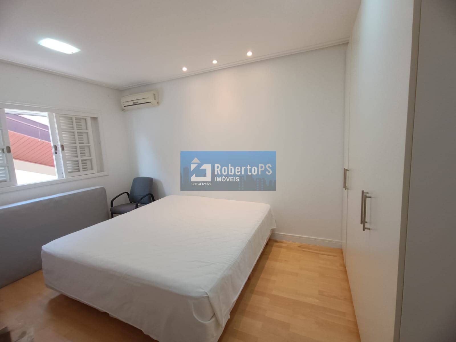Casa de luxo em condomínio exclusivo em São José dos Campos-SP: 5 quartos, 2 suítes, 3 salas, 5 banheiros, 2 vagas, 280m².