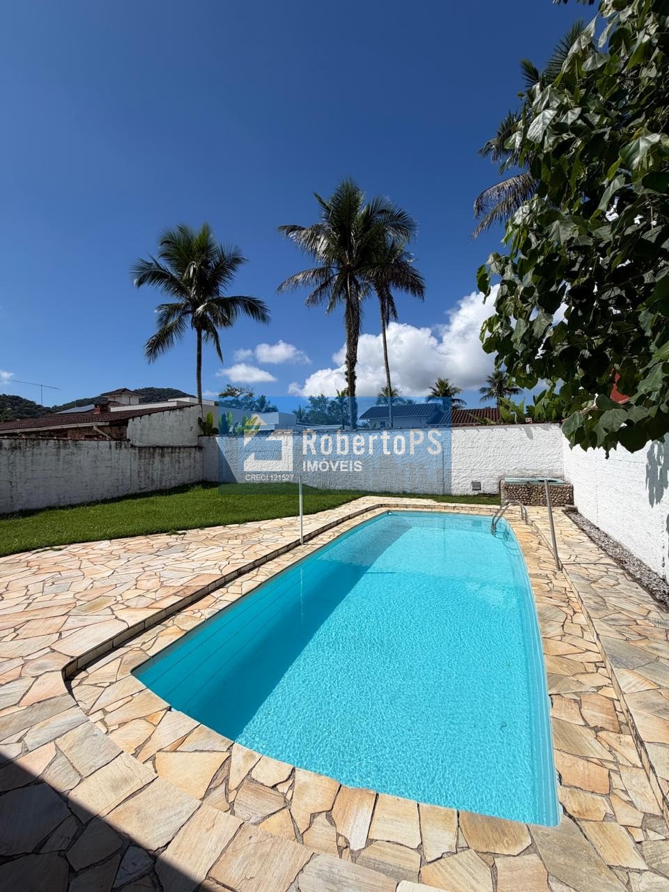 Venda de Casa em Condomínio de Luxo em Ubatuba-SP no Horto Florestal - 3 quartos, 1 suíte, 2 salas, 4 banheiros, 2 vagas - 162,40m².