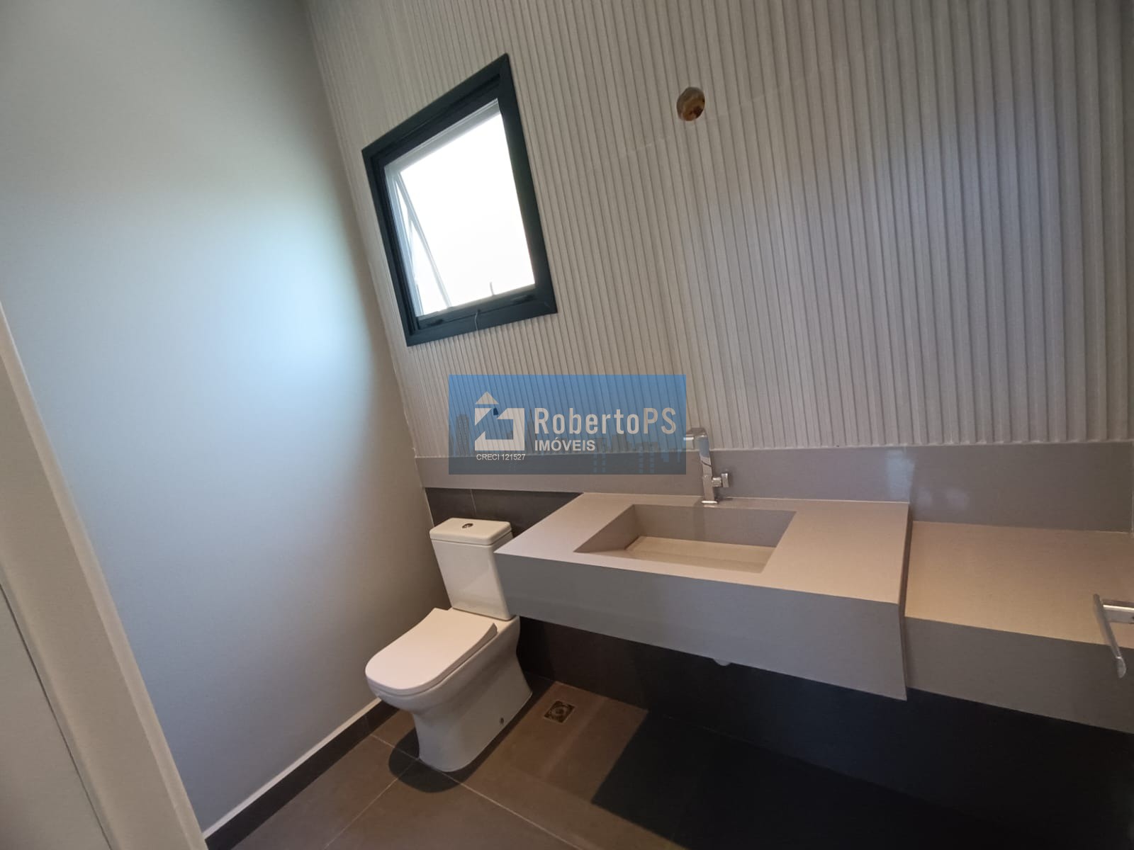Imóvel de Luxo à Venda em São José dos Campos-SP no Condomínio Residencial Alphaville II: 3 Quartos, 3 Suítes, 3 Salas, 4 Banheiros, 4 Vagas, 290m²