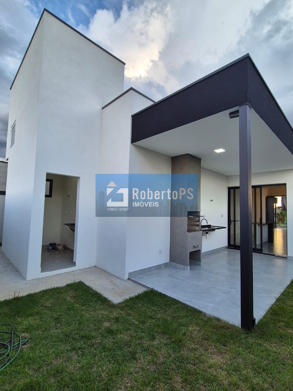Casa em condomínio de luxo com 3 quartos e 2 vagas no parque