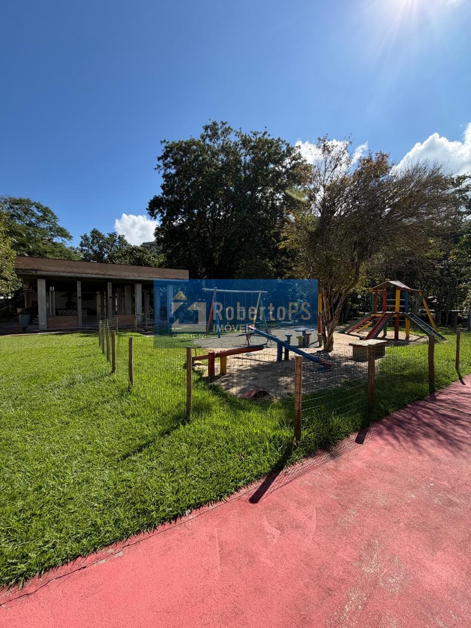Venda de Casa em Condomínio de Luxo em Ubatuba-SP no Horto Florestal - 3 quartos, 1 suíte, 2 salas, 4 banheiros, 2 vagas - 162,40m².