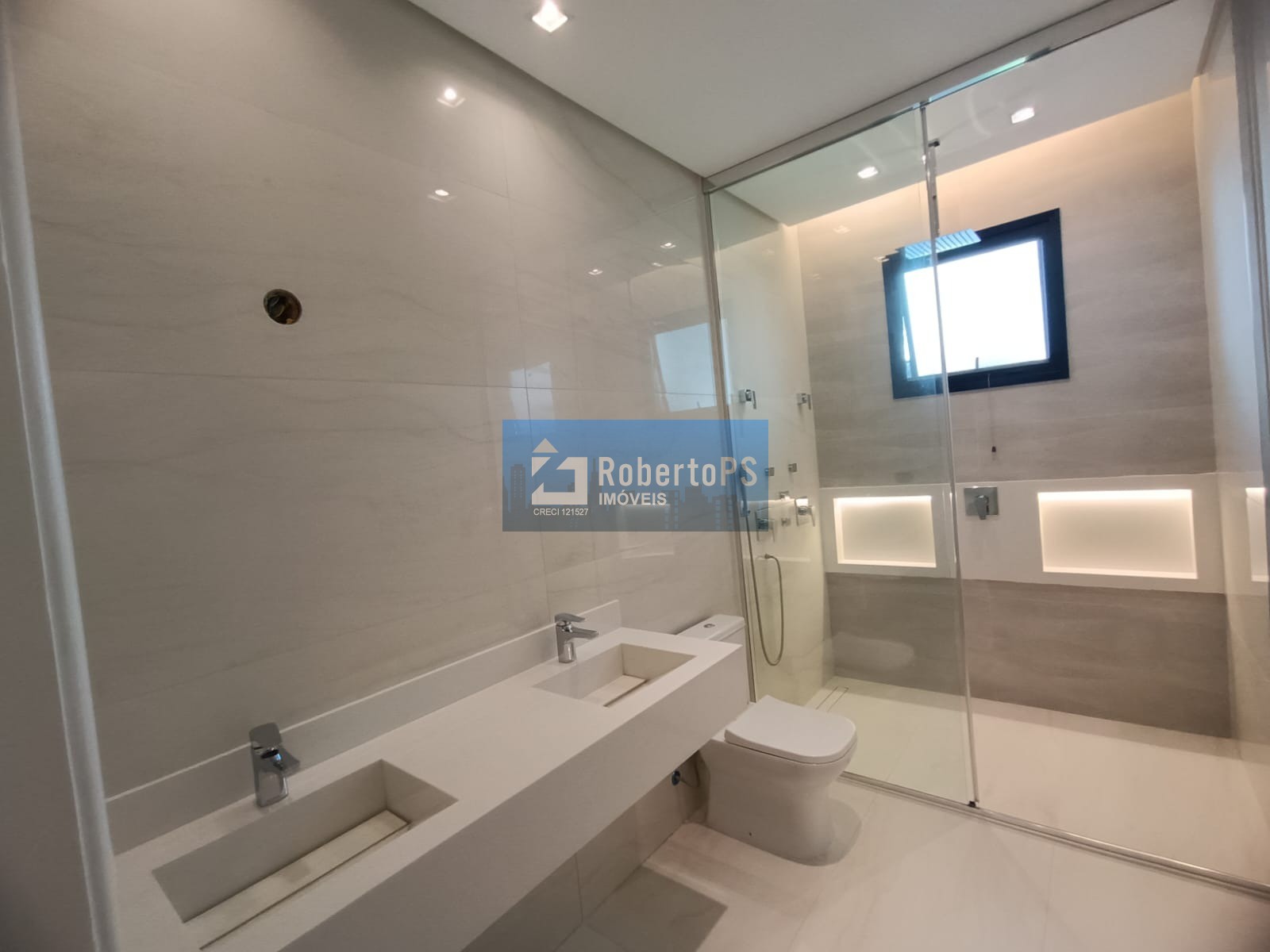 Imóvel de Luxo à Venda em São José dos Campos-SP no Condomínio Residencial Alphaville II: 3 Quartos, 3 Suítes, 3 Salas, 4 Banheiros, 4 Vagas, 290m²