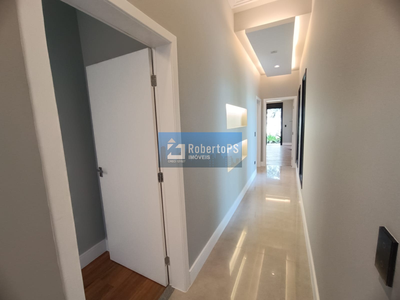 Imóvel de Luxo à Venda em São José dos Campos-SP no Condomínio Residencial Alphaville II: 3 Quartos, 3 Suítes, 3 Salas, 4 Banheiros, 4 Vagas, 290m²