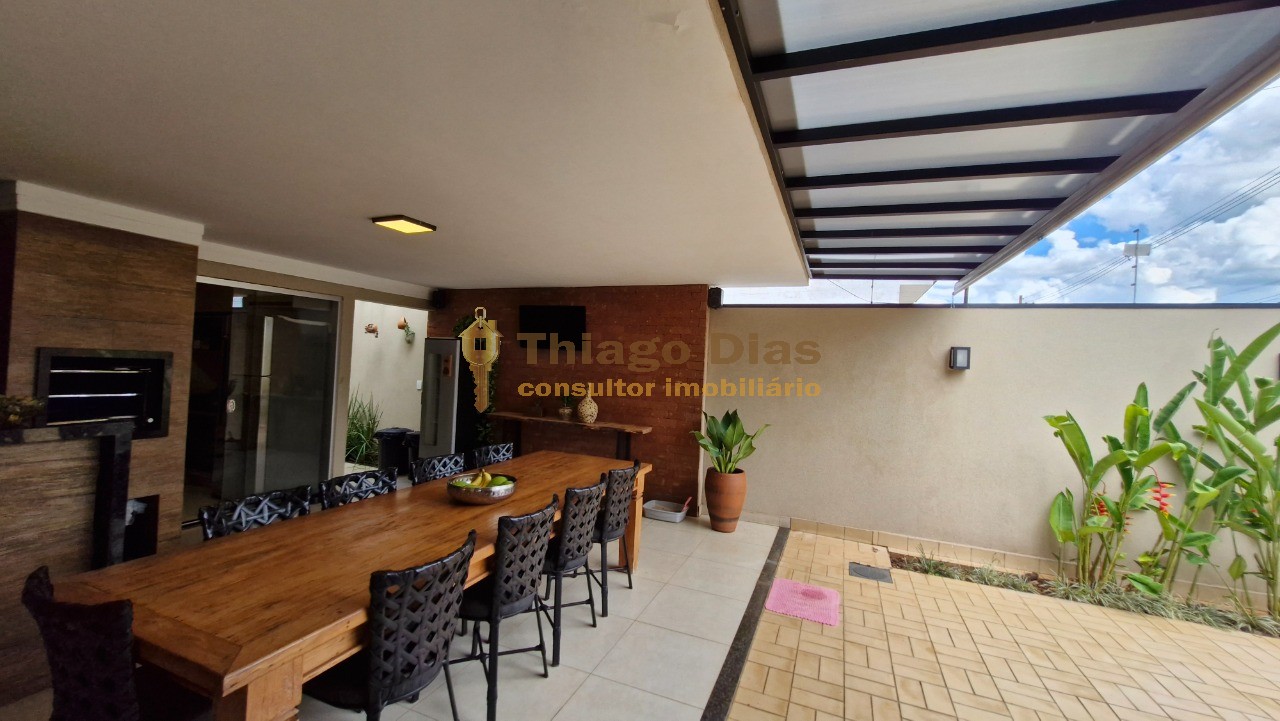 Casa à venda com 3 quartos, 168m² - Foto 1