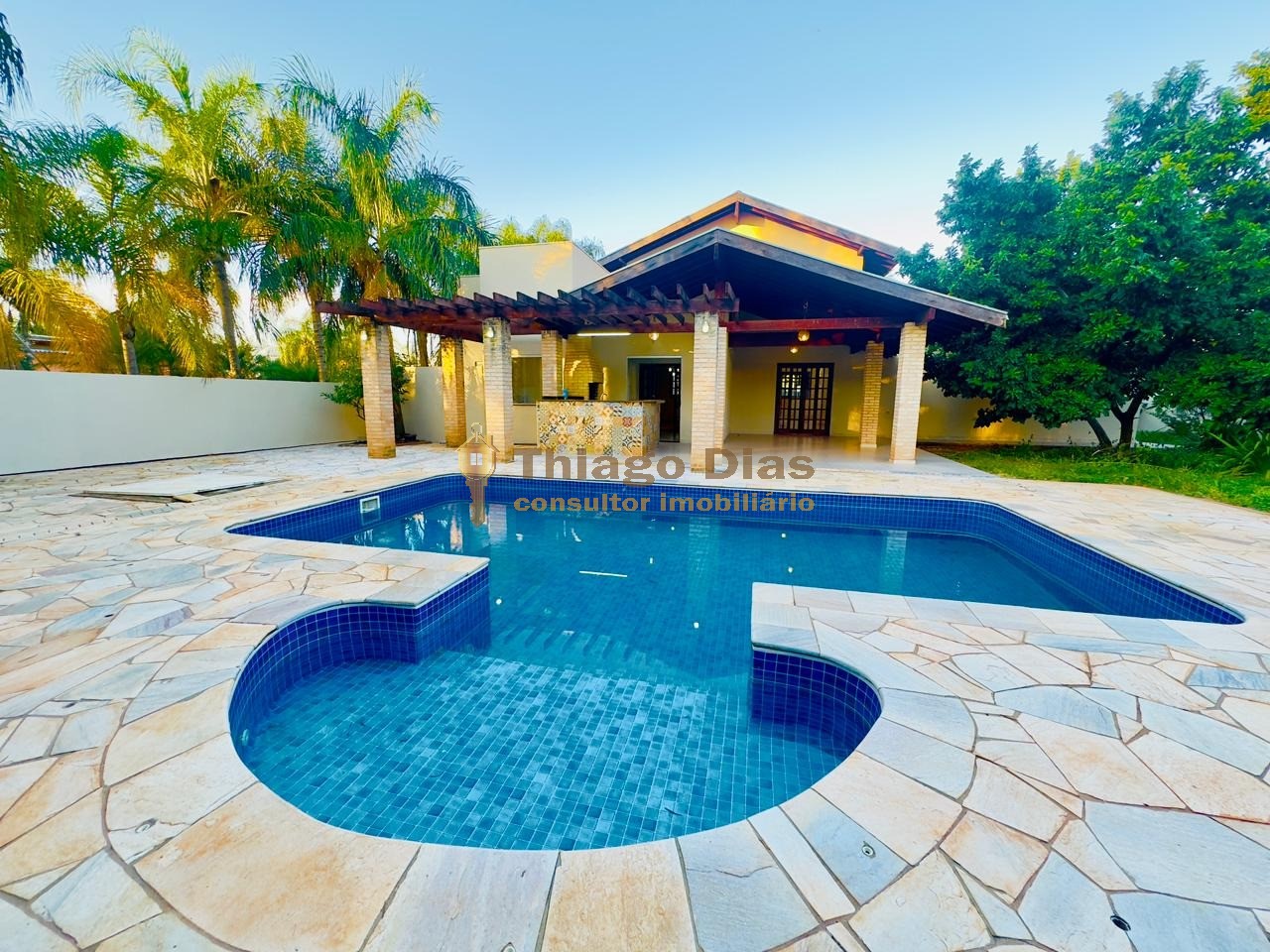 Casa à venda com 3 quartos, 240m² - Foto 2