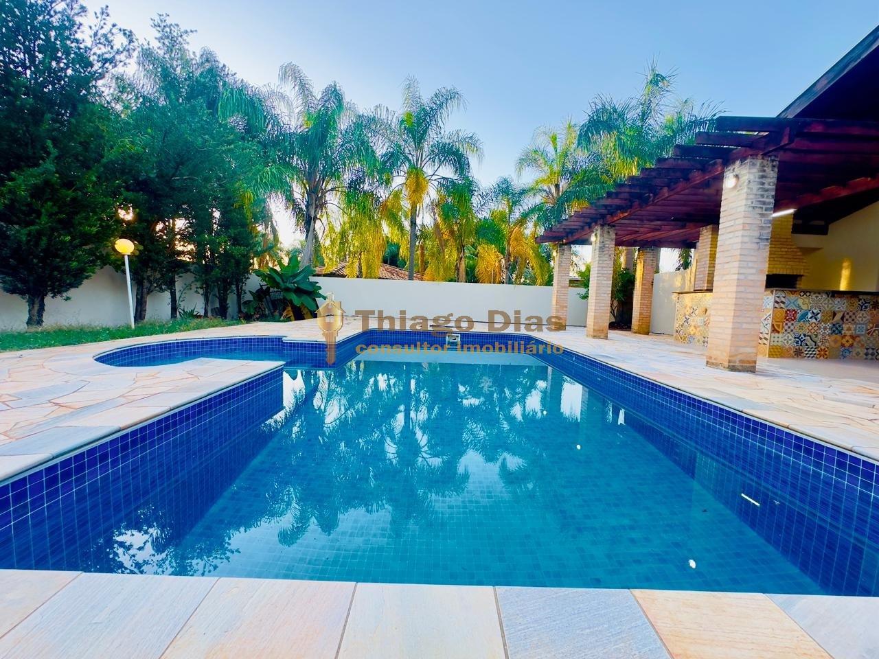 Casa à venda com 3 quartos, 240m² - Foto 1