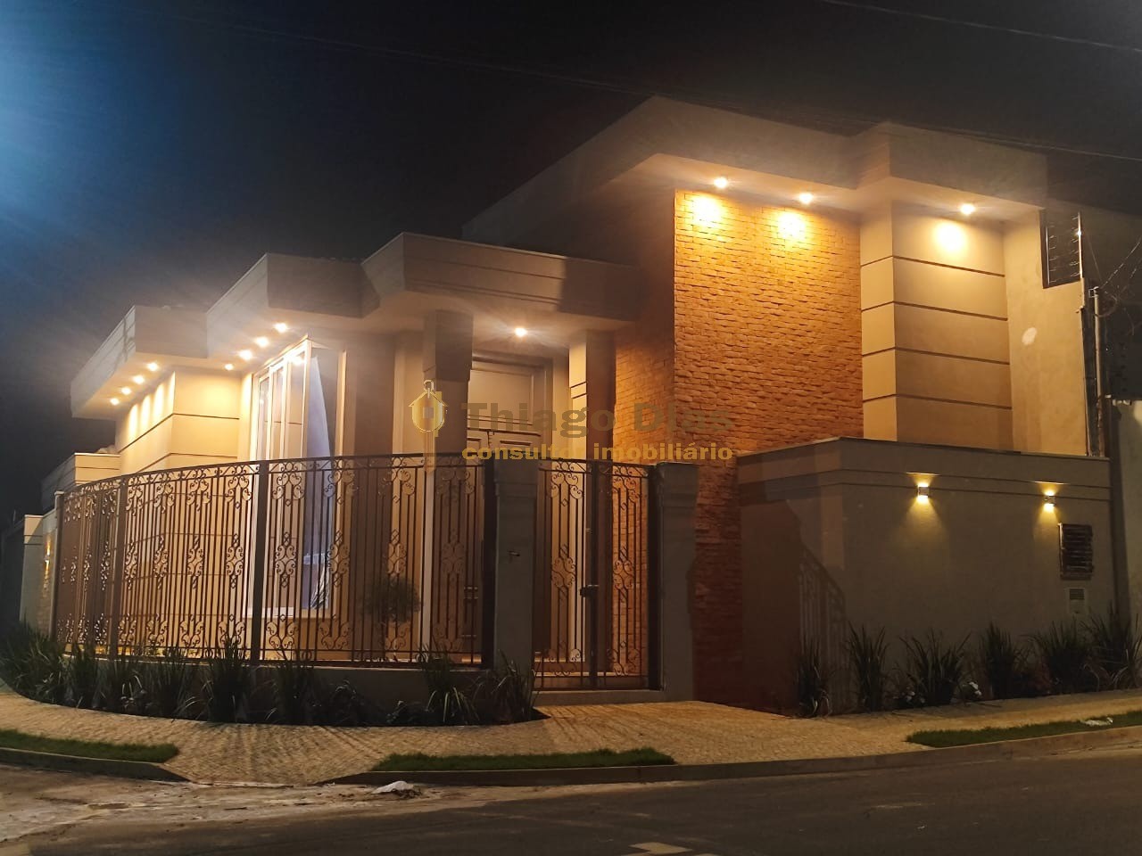 Casa à venda com 3 quartos, 137m² - Foto 1