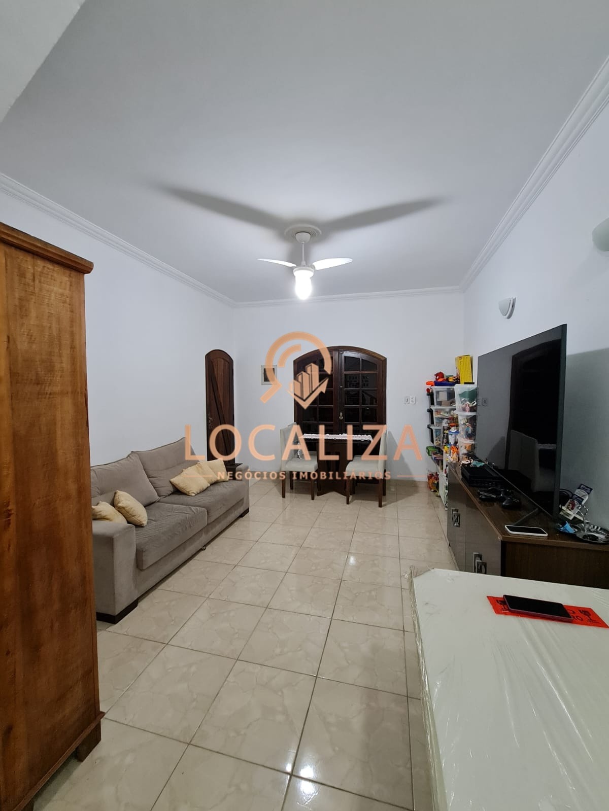 Casa à venda e aluguel com 3 quartos, 304m² - Foto 1