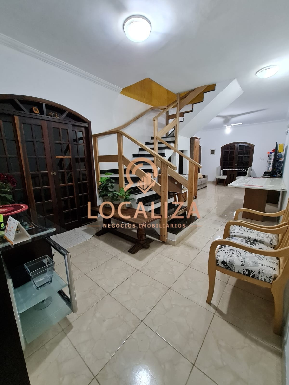 Casa à venda e aluguel com 3 quartos, 304m² - Foto 2