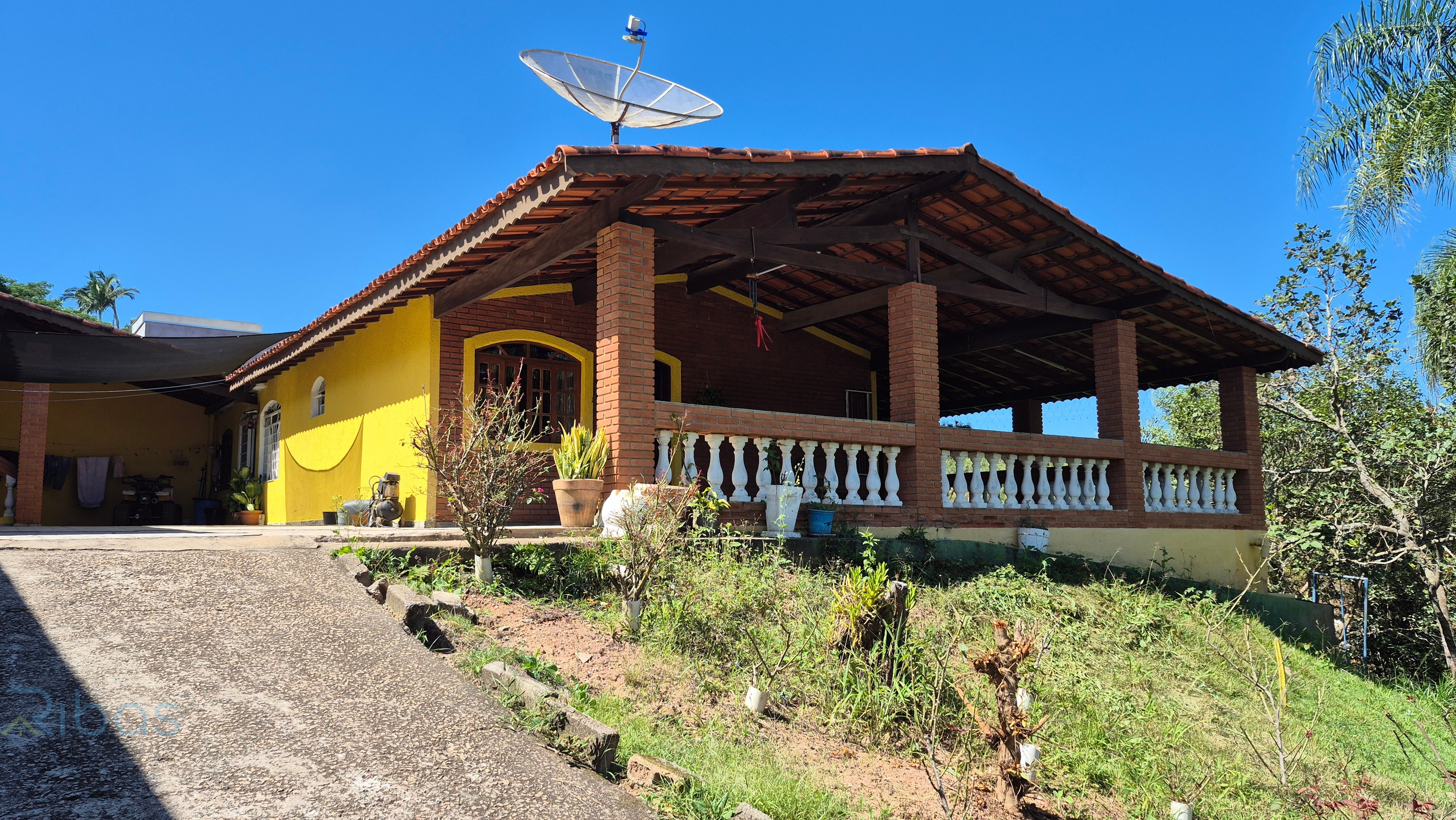 Chácara à venda com piscina e pôr do sol incrível a 6 km do centro