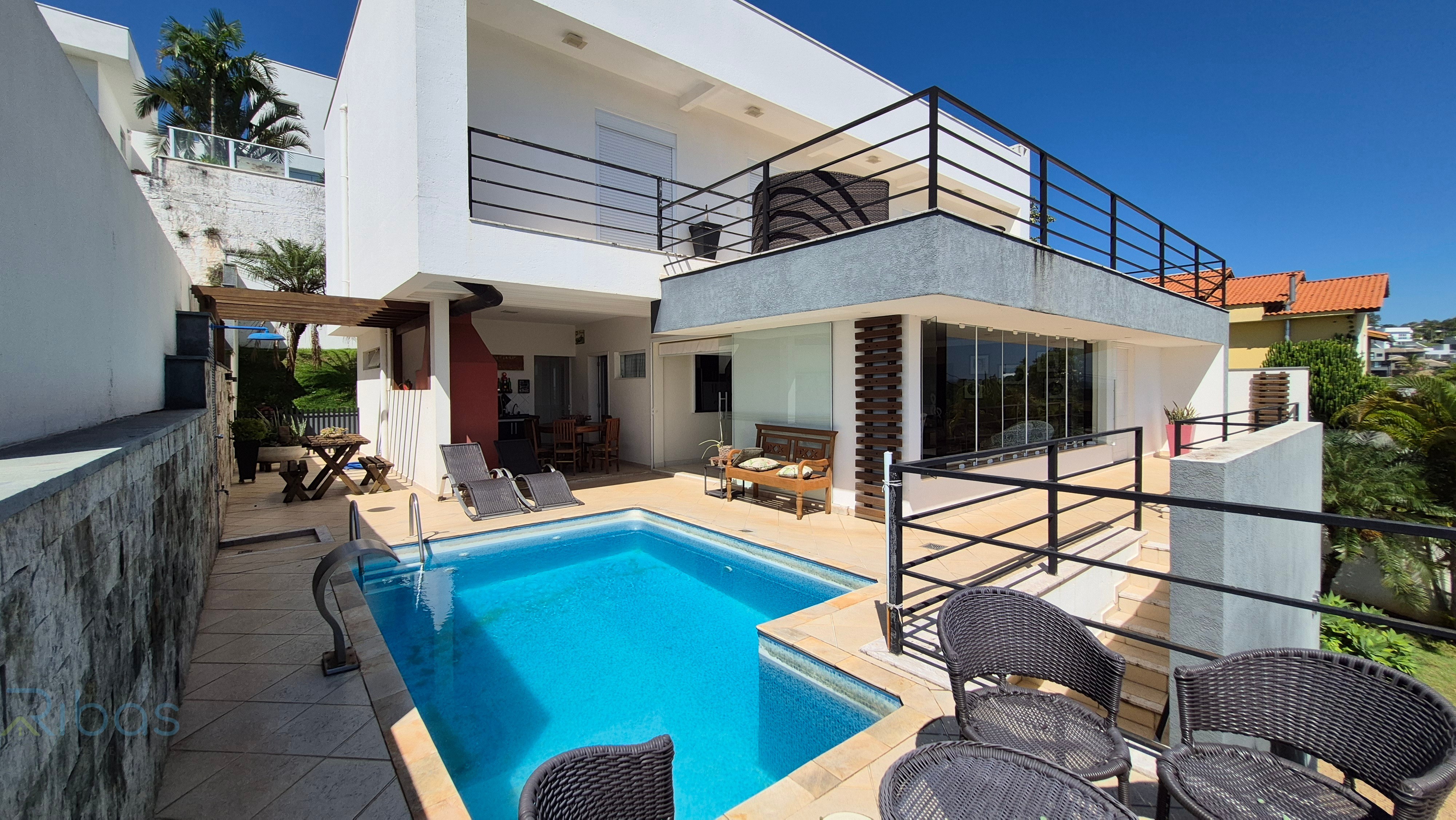 Residência Sofisticada no Condomínio Itatiba Country Club | 4 Dormitórios, Área Gourmet e Adega Climatizada