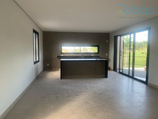 Residência de Luxo com 3 Suítes e Espaço Gourmet no Condomínio