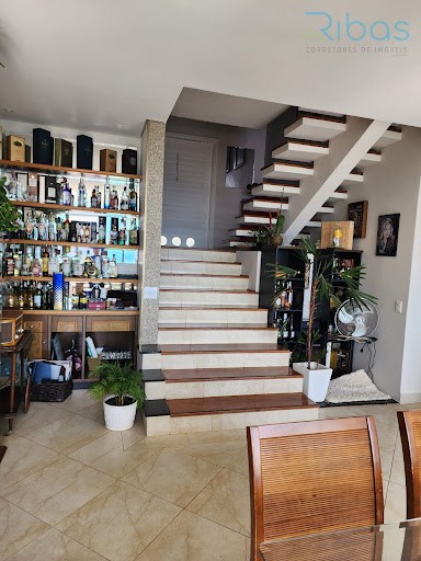 Residência de Luxo com 5 Suítes e Espaço Gourmet e Piscina