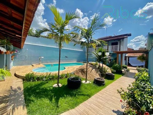 Casa c/ 3 Dorm. Área Gourmet e Piscina no Residencial Flamboyant