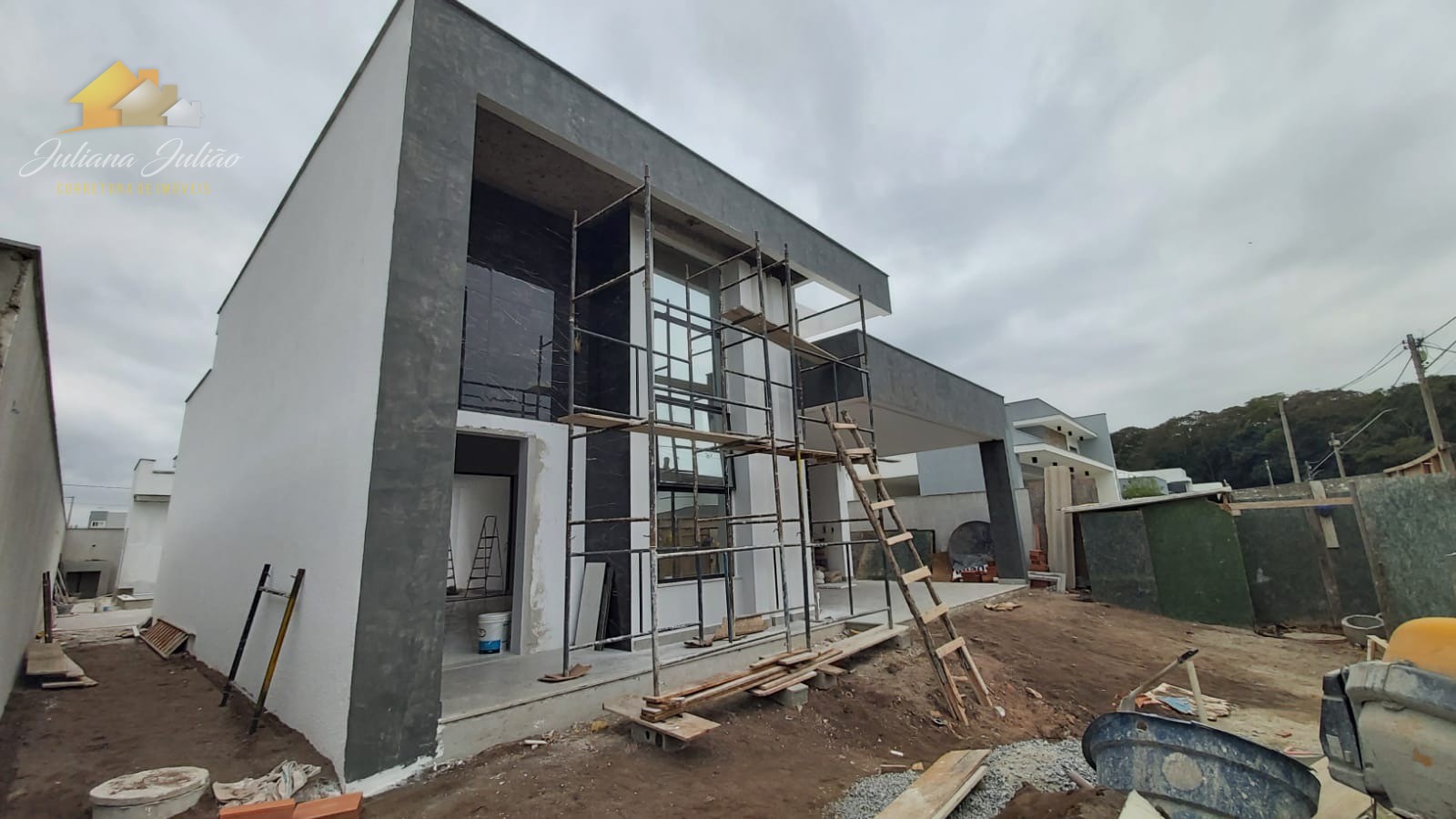 Casa à venda com 3 quartos, 224m² - Foto 1