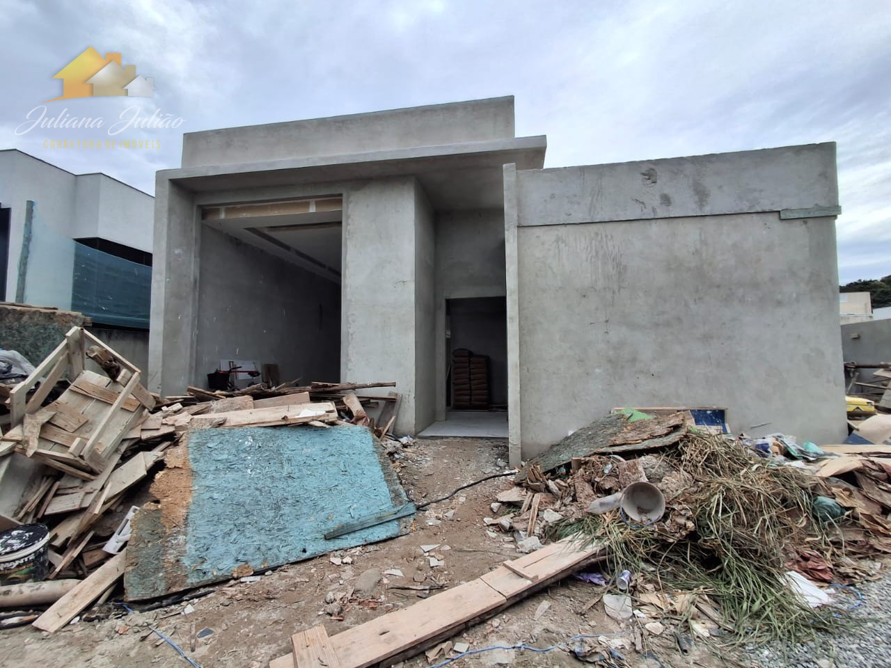 Casa à venda com 4 quartos, 235m² - Foto 1