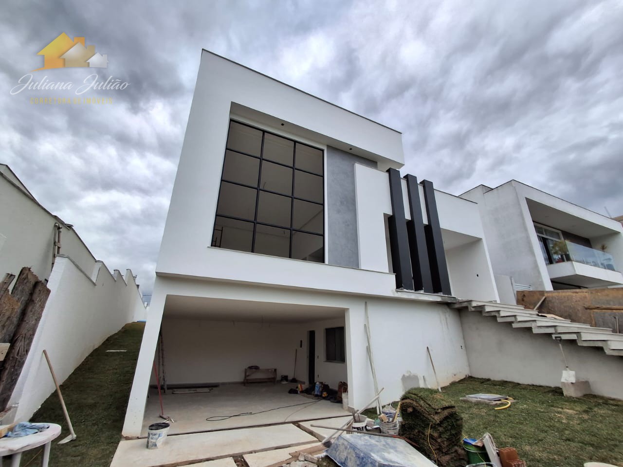 Casa à venda com 4 quartos, 270m² - Foto 1
