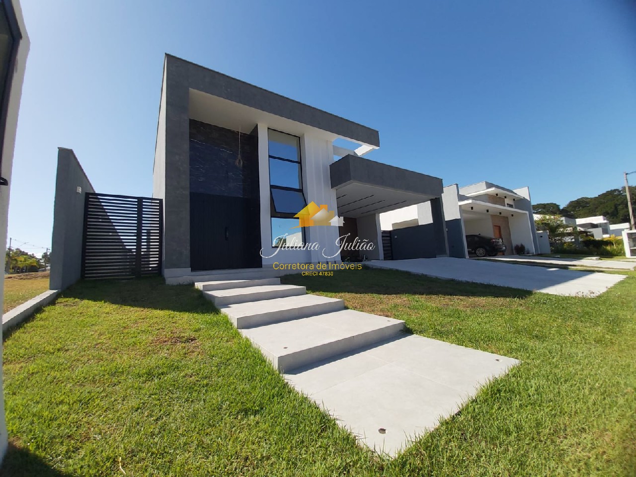 Casa à venda com 3 quartos, 227m² - Foto 1
