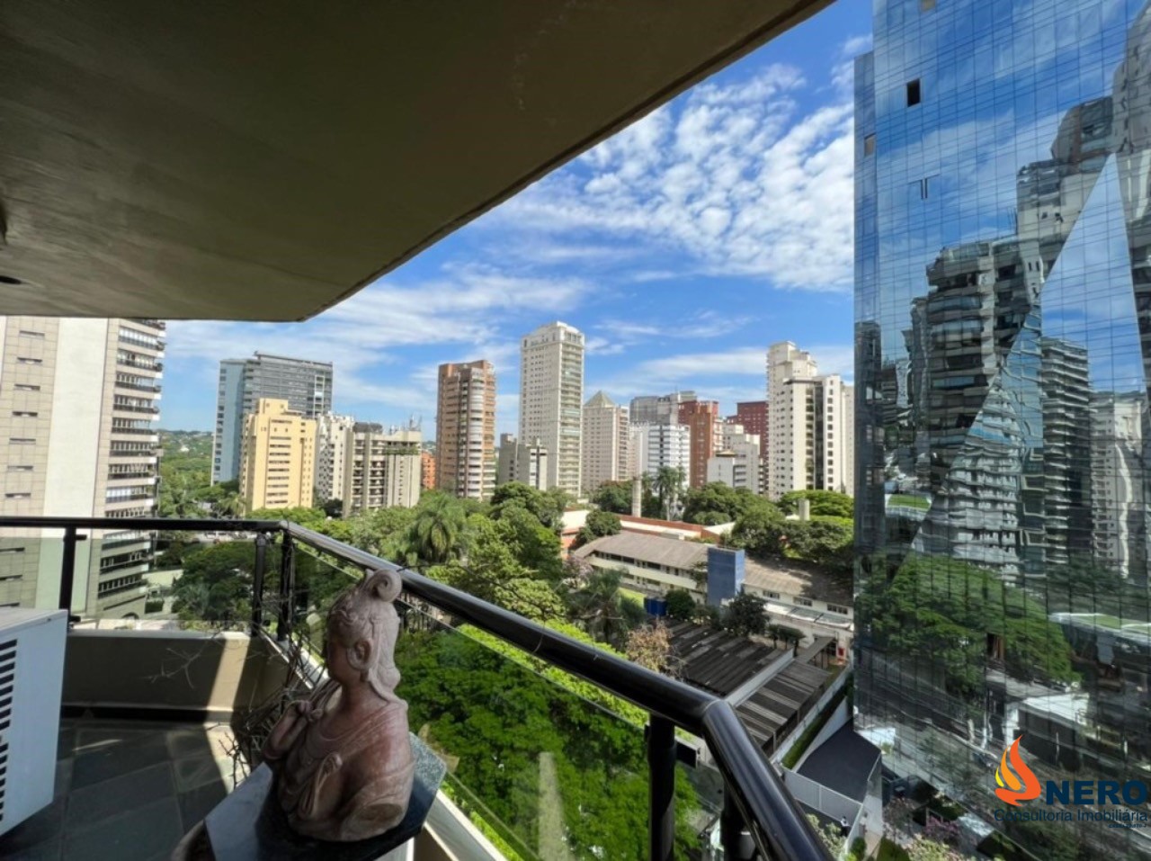 Apartamento de altíssimo padrão no Itaim Bibi, São Paulo-SP: 4 quartos, 3 suítes, 4 vagas de garagem, 220m² - Venda ou Locação!